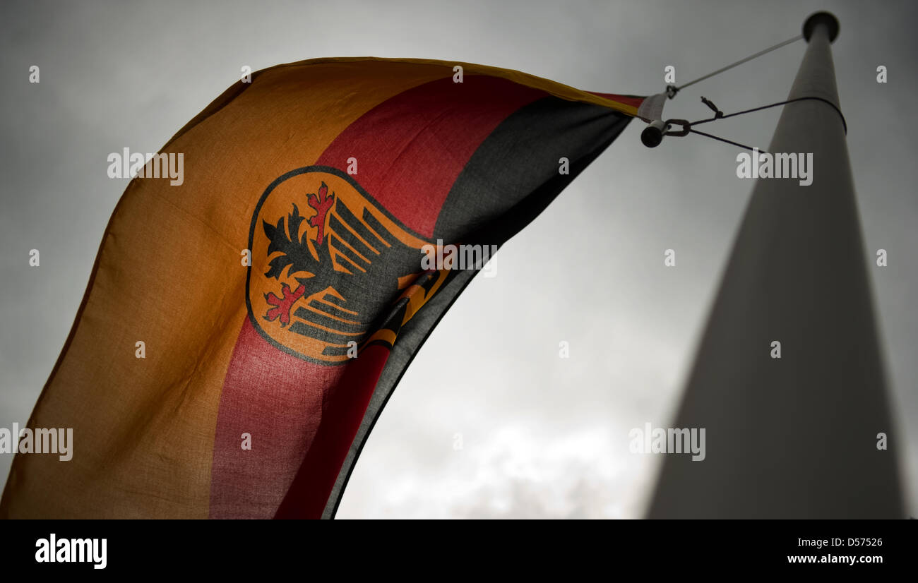 Un drapeau allemand en berne devant un bâtiment public à Berlin, Allemagne, 16 avril 2010. Quatre soldats de la Bundeswehr ont été tués et cinq blessés dans une attaque en Afghanistan jeudi, 15 avril 2010. Photo : Arno Burgi Banque D'Images