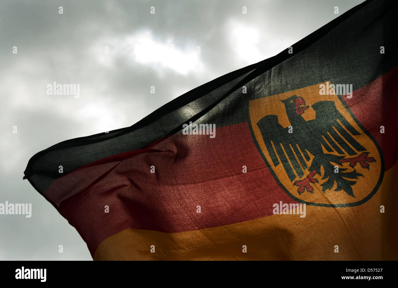 Un drapeau allemand en berne devant un bâtiment public à Berlin, Allemagne, 16 avril 2010. Quatre soldats de la Bundeswehr ont été tués et cinq blessés dans une attaque en Afghanistan jeudi, 15 avril 2010. Photo : Arno Burgi Banque D'Images