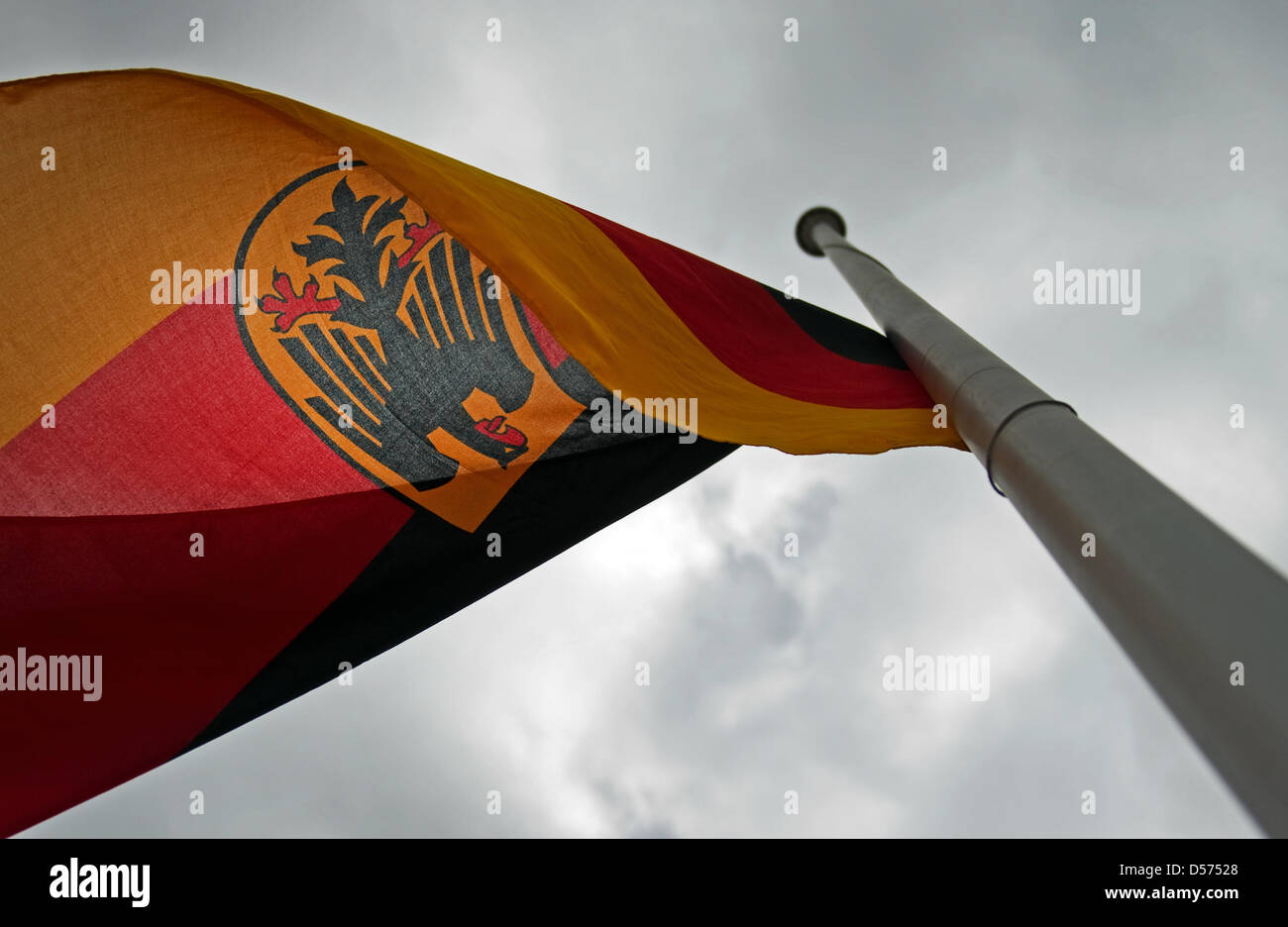 Un drapeau allemand en berne devant un bâtiment public à Berlin, Allemagne, 16 avril 2010. Quatre soldats de la Bundeswehr ont été tués et cinq blessés dans une attaque en Afghanistan jeudi, 15 avril 2010. Photo : Arno Burgi Banque D'Images