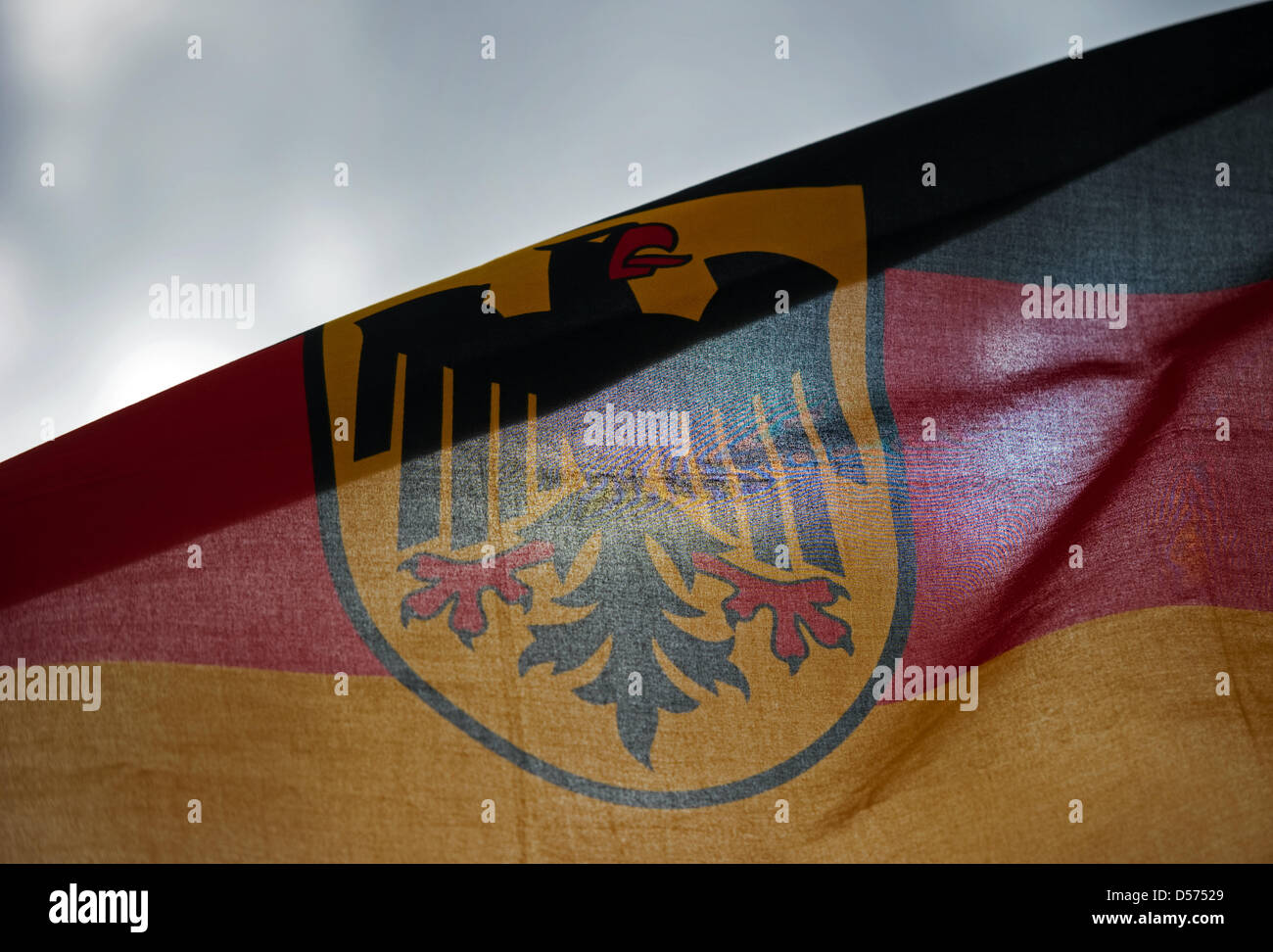 Un drapeau allemand en berne devant un bâtiment public à Berlin, Allemagne, 16 avril 2010. Quatre soldats de la Bundeswehr ont été tués et cinq blessés dans une attaque en Afghanistan jeudi, 15 avril 2010. Photo : Arno Burgi Banque D'Images