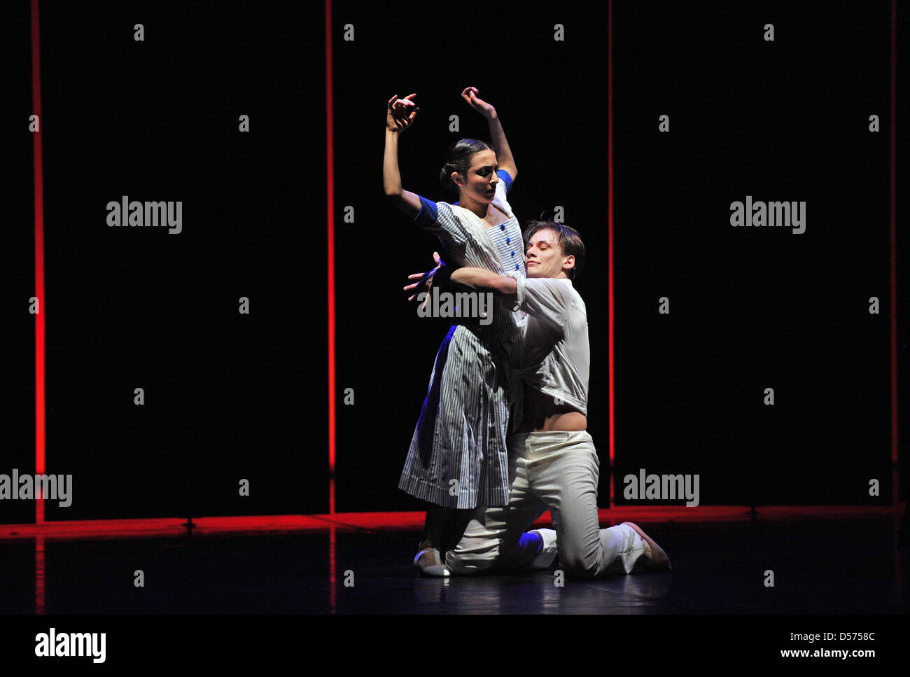 Les membres de la compagnie de ballet de Halle sur Saale's opera effectuer pendant la répétition générale de l'choreografy "Nijinsky - Star des russischen Balletts' (N. - Étoile du ballet russe') par Ralf Rossa à l'opéra de Halle sur Saale, Allemagne, 15 avril 2010. La pièce présente des collages sur le mythe et réalité de la star russe danseur de ballet et chorégraphe Vaslav Nijinsky (1890-1950). Pr Banque D'Images