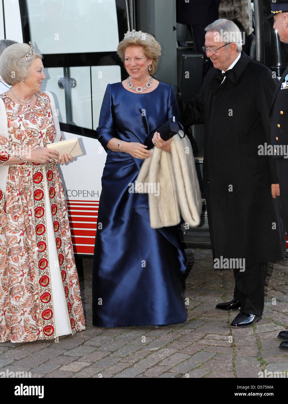 (L-R) La Reine Beatrix des Pays-Bas, la Reine Anne-Marie de Grèce et le roi Constantin de Grèce arrivent pour le dîner de gala à l'occasion de la célébration du 70e anniversaire de la Reine Margrethe II de Denamrk à Fredensborg Palace, Danemark, 16 avril 2010. Photo : Albert Nieboer (Pays-Bas) Banque D'Images