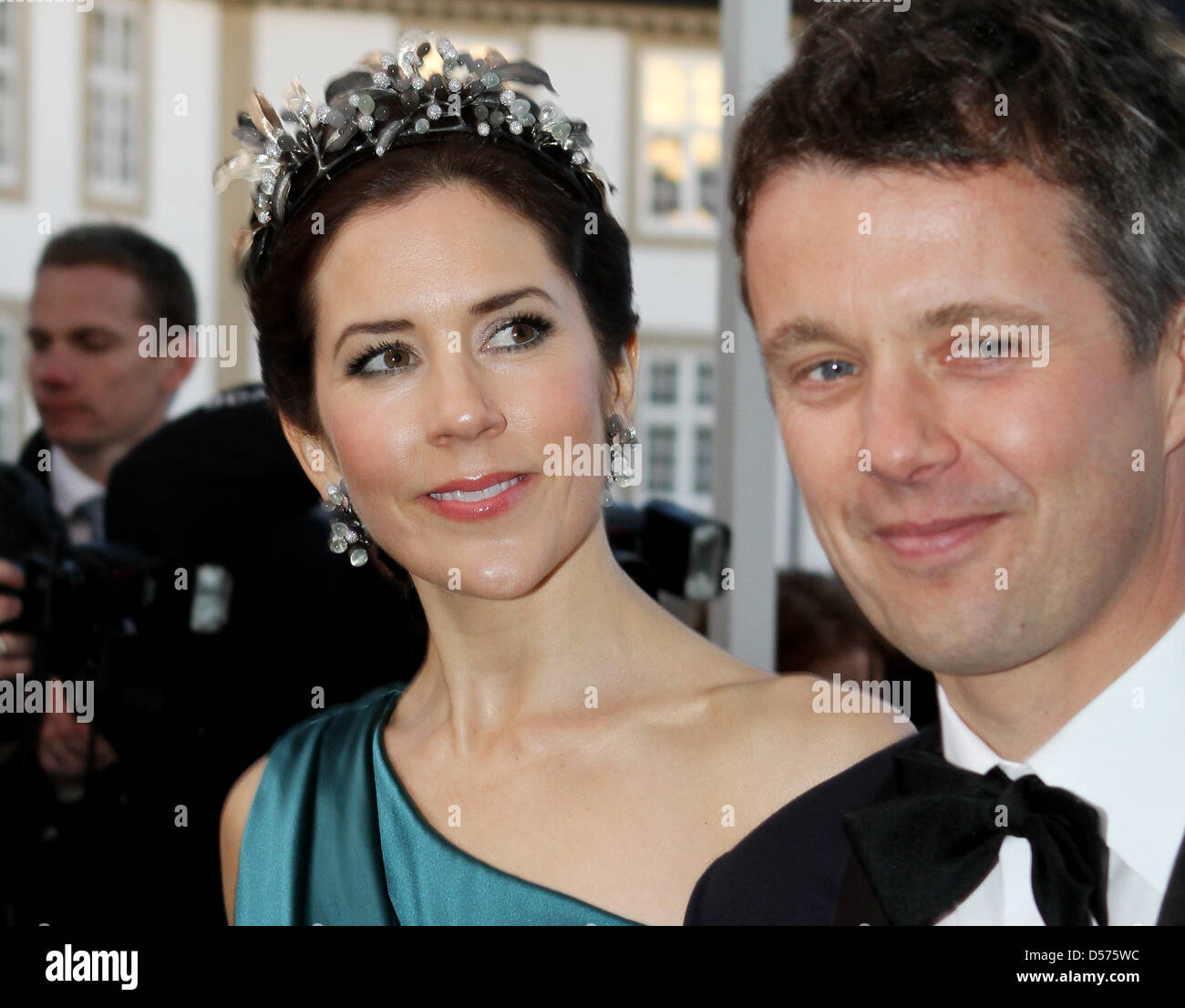 Le Prince héritier Frederik de Danemark (R) et de la princesse Mary de Danemark (L) arrivent pour le dîner de gala à l'occasion de la célébration de la Reine Margrethe II de Danemark au 70e anniversaire du palais de Fredensborg, Danemark, 16 avril 2010. Photo : Patrick van Katwijk Banque D'Images