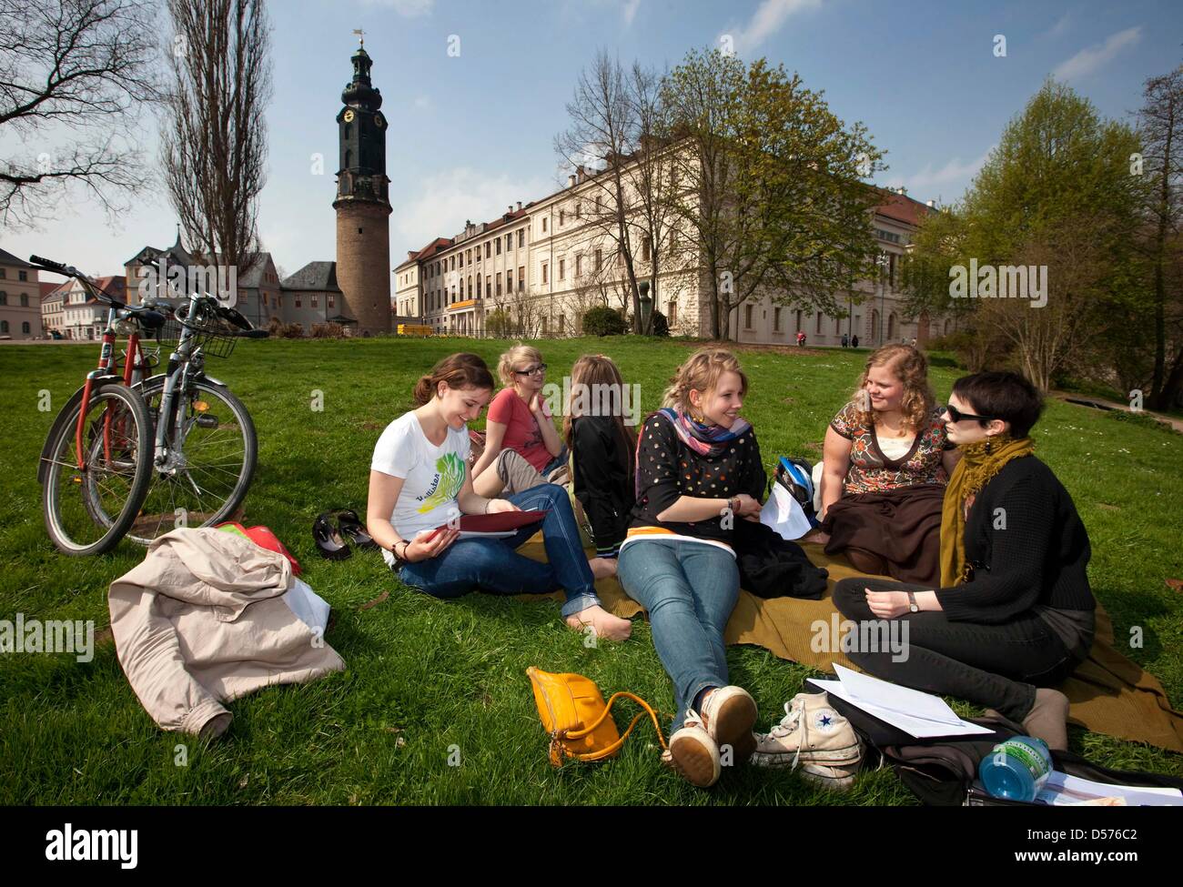 Les étudiants aiment le soleil durant une pause à l'université Bauhaus de Weimar, Allemagne, 19 avril 2010. Photo : Michael Reichel Banque D'Images