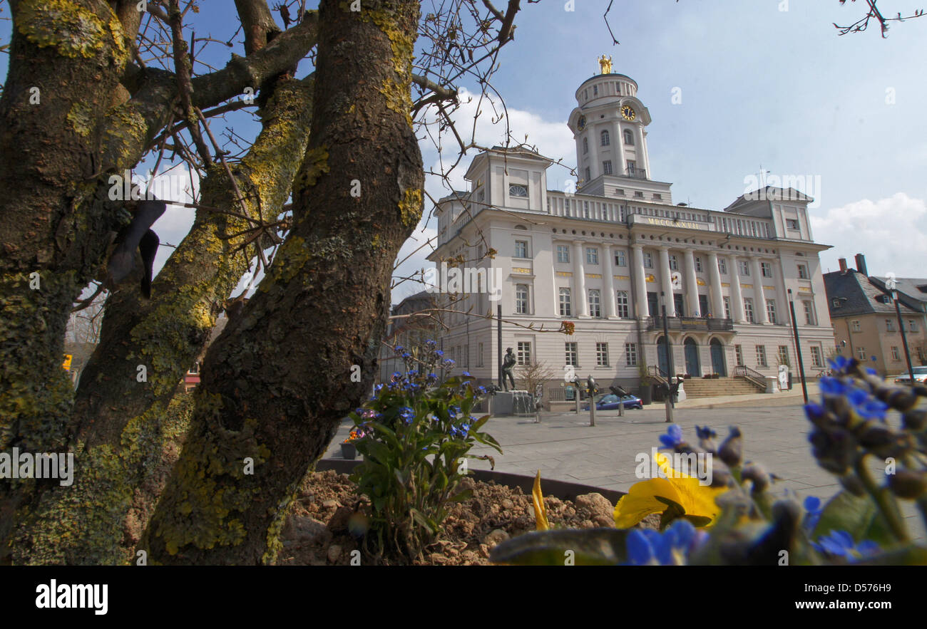 Une vue sur la jusqu'à l'automne 2010 tout nouveau marché conçu avec l'hôtel de ville classique à l'origine construite de 1825 à 1827 à Zeulenroda, Allemagne, 20 avril 2010. La ville Zeulenroda est une fondation de la fin du moyen âge intendant de Weida. Il a été mentionné la première fois en 1325 comme ''Zu Ulenrode'' dans un certificat. Grâce à la bonne situation sur la route avec le passage à niveau Weida Banque D'Images