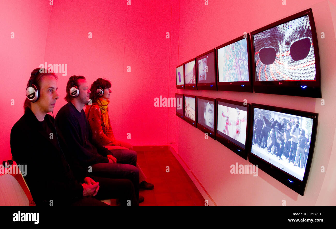 L'installation vidéo de 'Musique de la masse" de l'artiste Matthias Fritsch, représenté à la galerie d'art Dominikanerkirche dans Osnabrueck, Allemagne, 20 avril 2010. La 23e European Media Art Festival sous le thème de "Ash" a lieu du 21 au 25 avril 2010, l'exposition est ouverte jusqu'au 24 avril. Photo : FRISO GENTSCH Banque D'Images