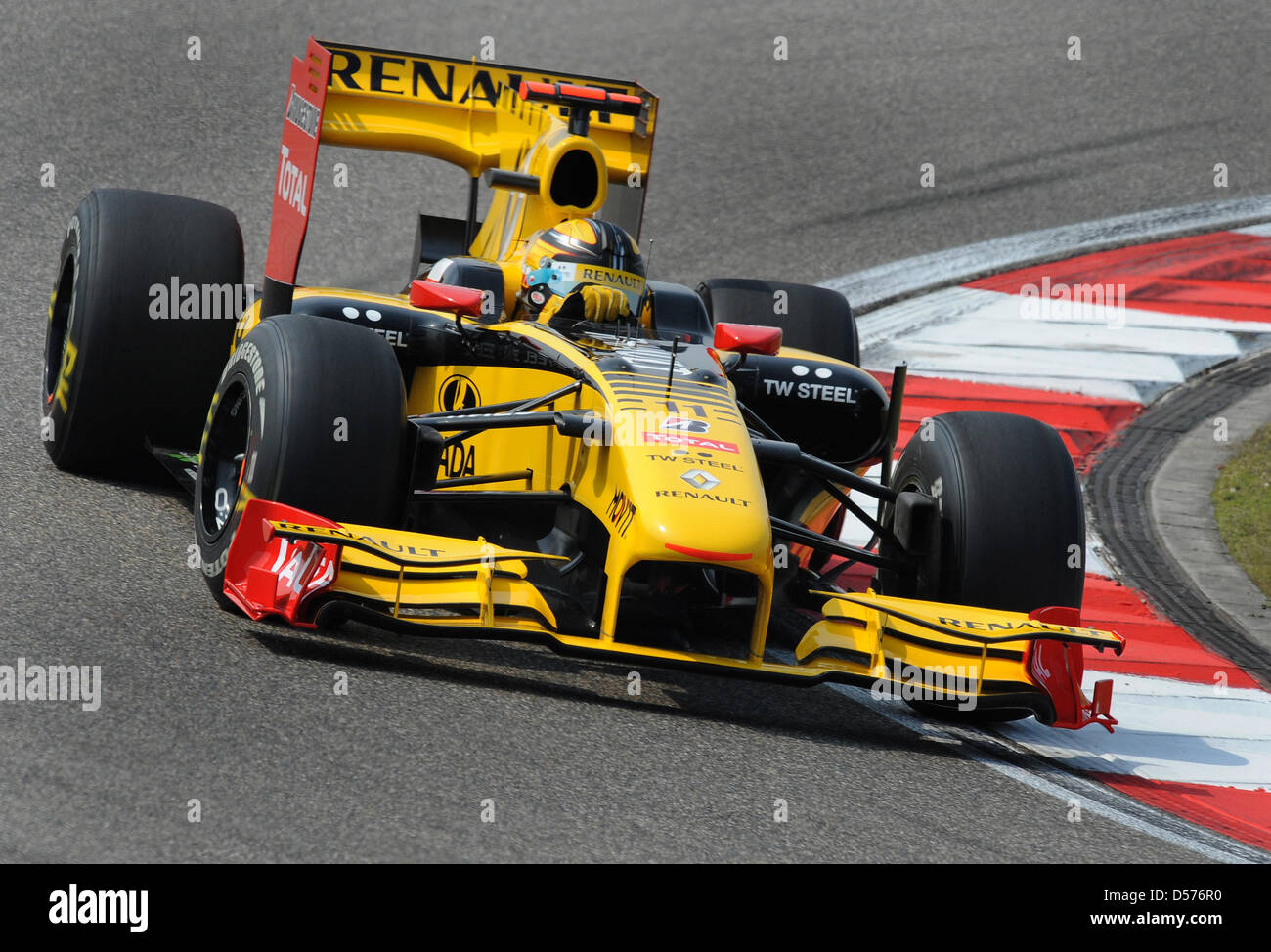 Pilote de Formule 1 Polonais Robert Kubica Renault de steers sa race car au cours de la qualification au Circuit International de Shanghai à Shanghai, Chine, le 17 avril 2010. Le Grand Prix de Formule 1 de Chine a eu lieu le 18 avril 2010. Photo : Peter Steffen Banque D'Images