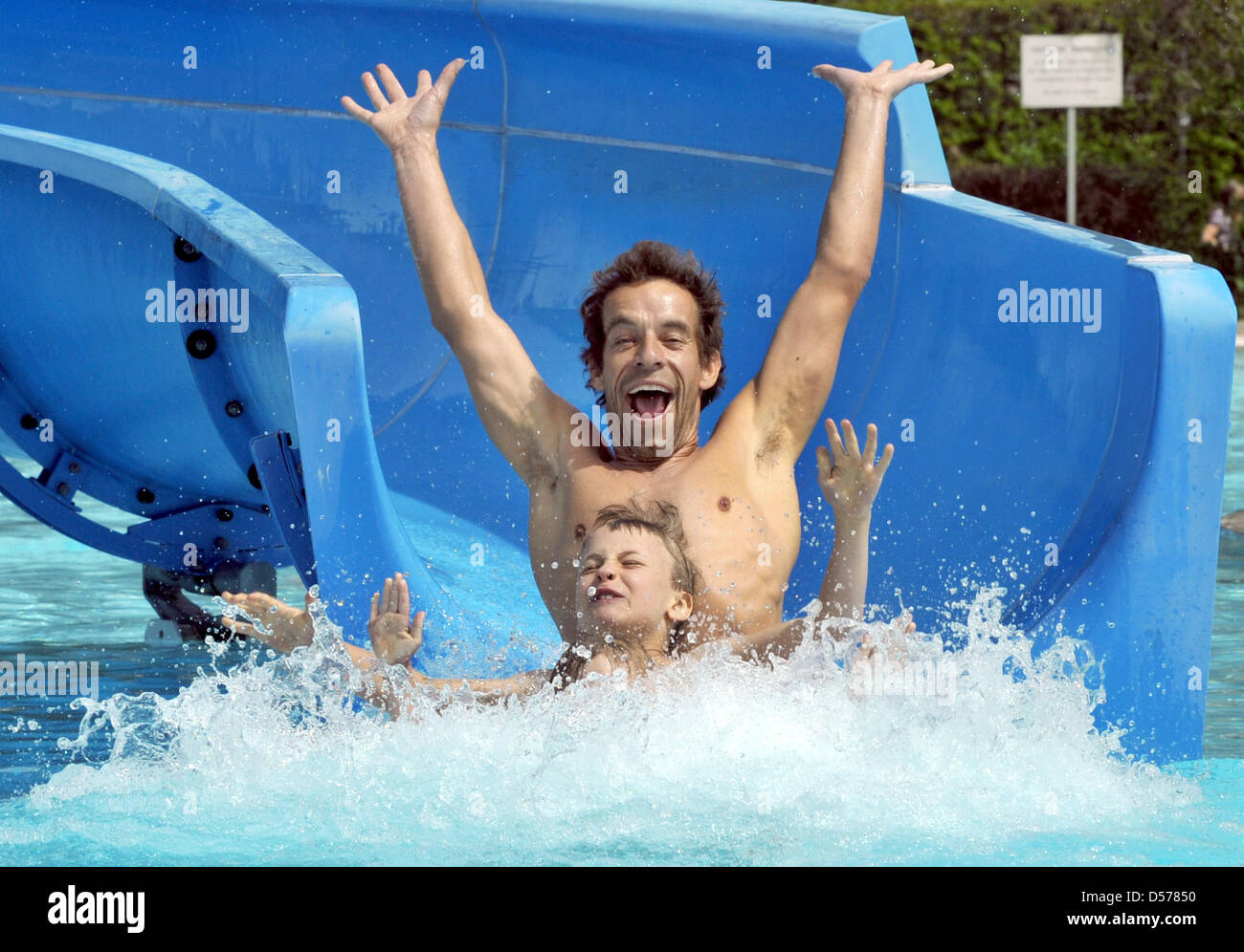 Thomas Martins et Robby glisser dans l'eau à la baignoire en plein air à Freiburg, Allemagne, 25 avril 2010. Sur le week-end du 25 avril 2010, la baignoire en plein air saison a été ouvert. Avec des températures autour de 24 degrés Celsius, les conditions étaient parfaites pour de nombreux phénomènes de l'eau. Photo : PATRICK SEEGER Banque D'Images