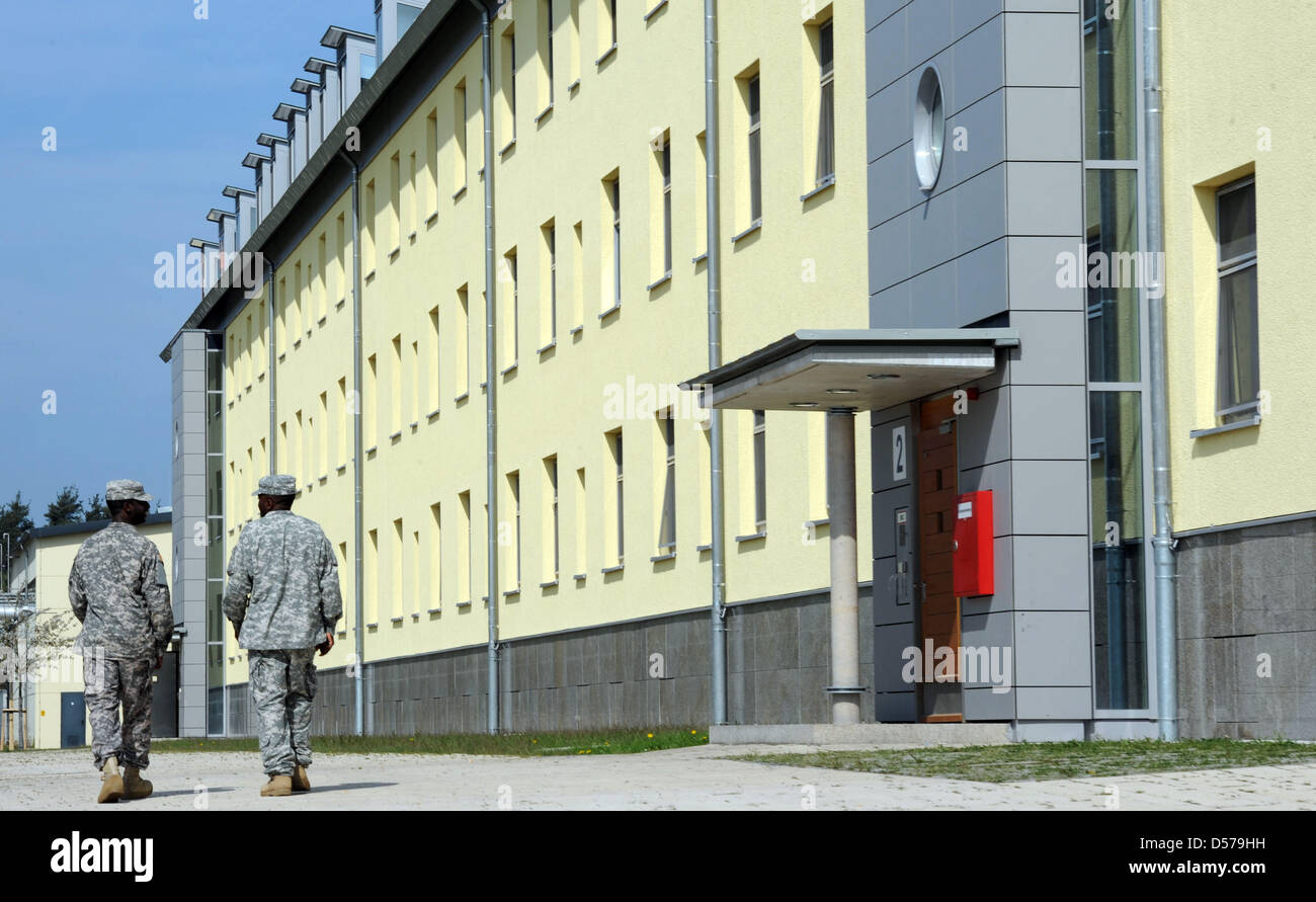 Les soldats nous transmettre un immeuble résidentiel à Grafenwoehr, Allemagne, 28 avril 2010. Environ un milliard d'euros ont été investis dans l'expansion de la zone d'entraînement militaire Grafenwoehr et bâtiments résidentiels sur le domaine militaire et ses environs. Photo : ARMIN WEIGEL Banque D'Images