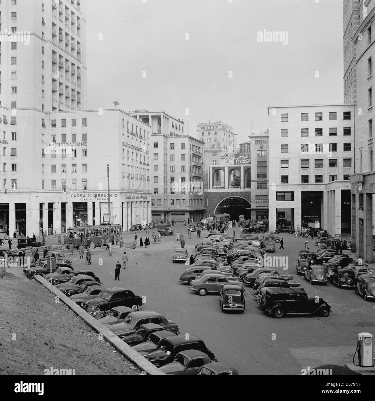 Historique, années 1950. Voitures de l'époque garées à l'extérieur des buidlings de bureau modernes, Milan, Italie. Banque D'Images