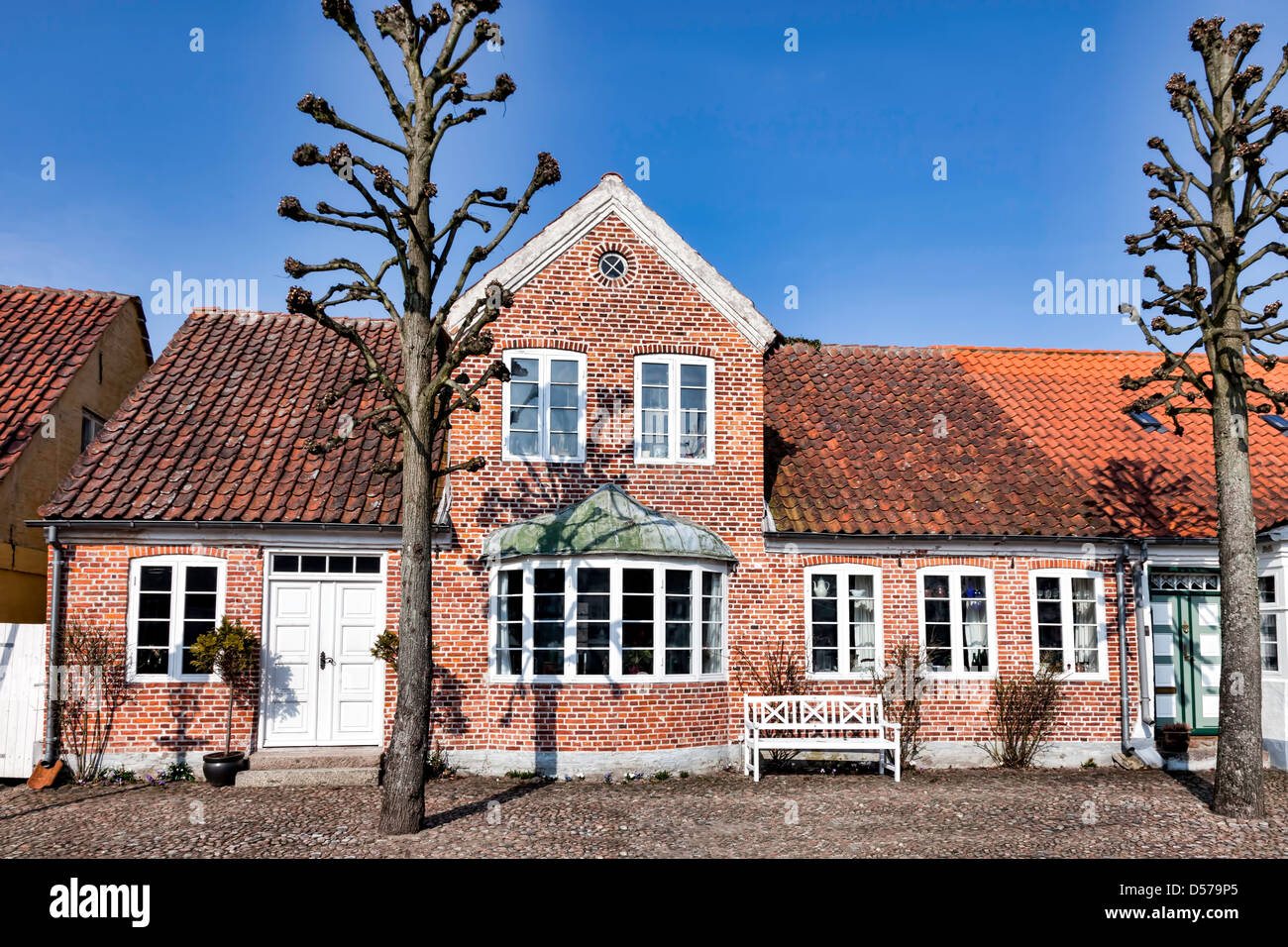 Møgeltønder est connue pour la rue principale "lotsgaden' (la rue du Château) recouvert de pavés et flanqué de tilleuls Banque D'Images