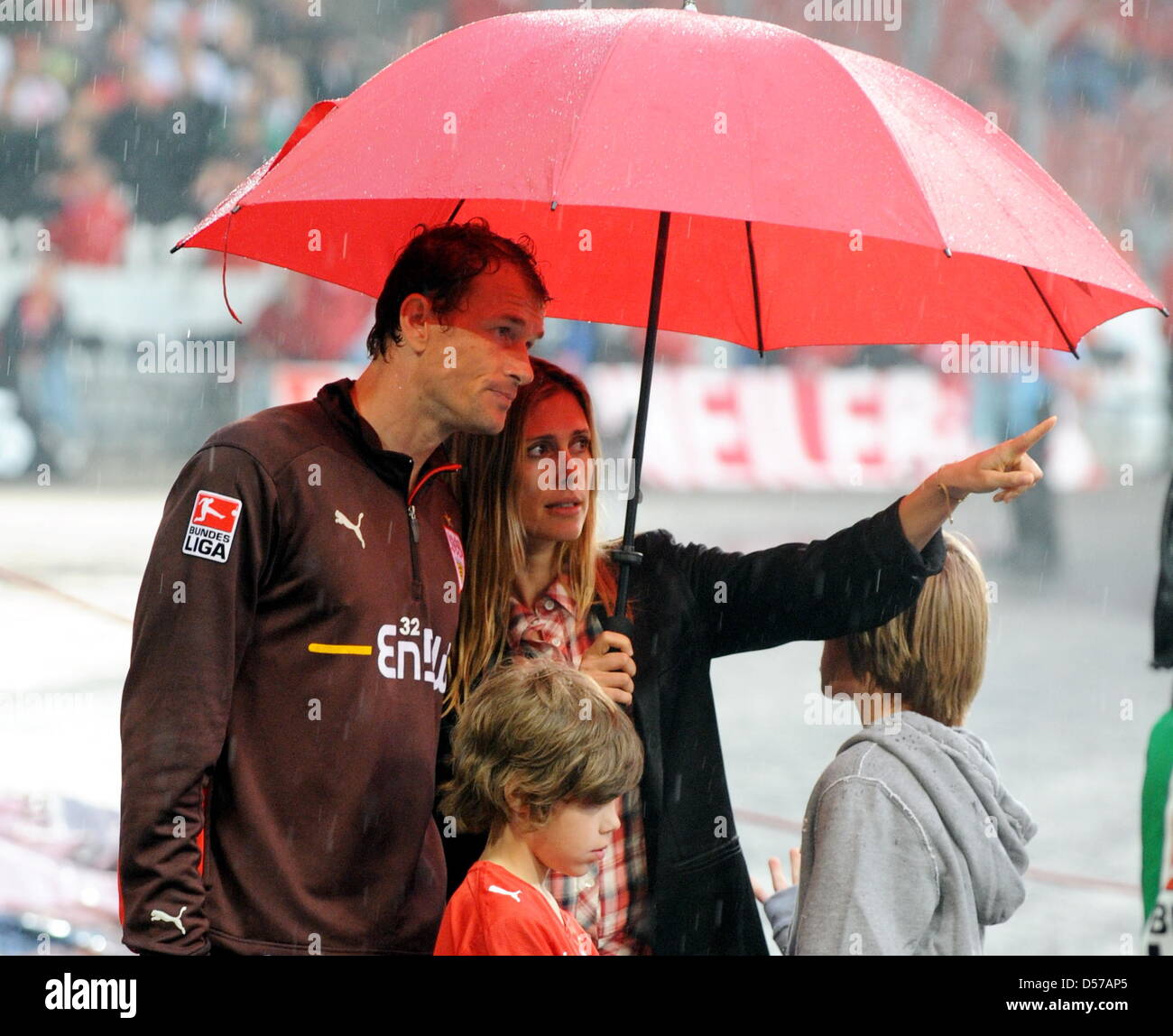 Gardien de Stuttgart, Jens Lehmann, sa femme Conny et leurs enfants tapis (avant) et Lasse (R) se tenir sous un parapluie après la Bundesliga match de football VfB Stuttgart vs FSV Mainz 05 chez Mercedes-Benz Arena Stadium à Stuttgart, Allemagne, 01 mai 2010. Le match s'est terminé dans un 2-2 draw. Lehmann prévoit de mettre fin à sa carrière après cette saison. Photo : BERND WEISSBROD (ATTENTION : EMBARGO Banque D'Images