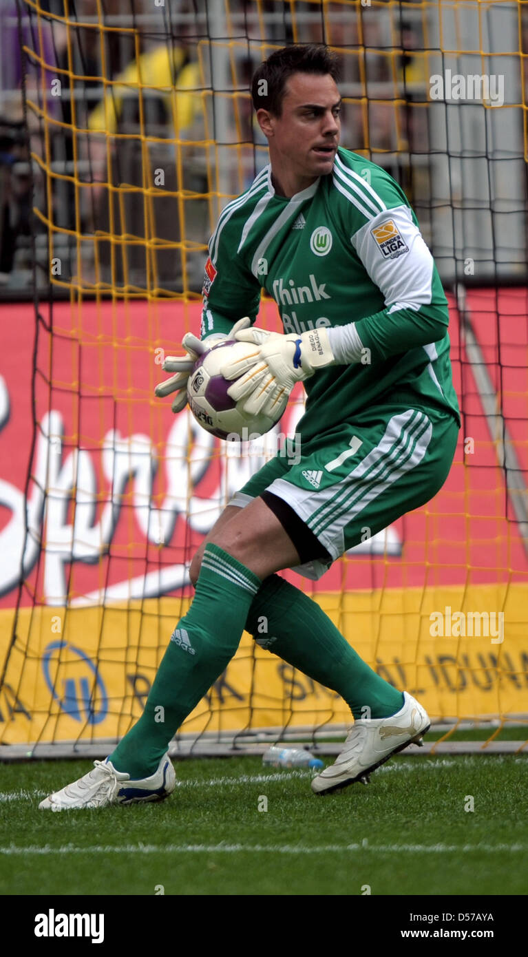 Le gardien Diego Benaglio Wolfsburg joue la balle au cours de Bundesliga match Borussia Dortmund vs VfL Wolfsburg au parc Signal-Iduna-à Dortmund, Allemagne, 01 mai 2010. Le match s'est terminé 1-1. Photo : Franz-Peter Tschauner Banque D'Images