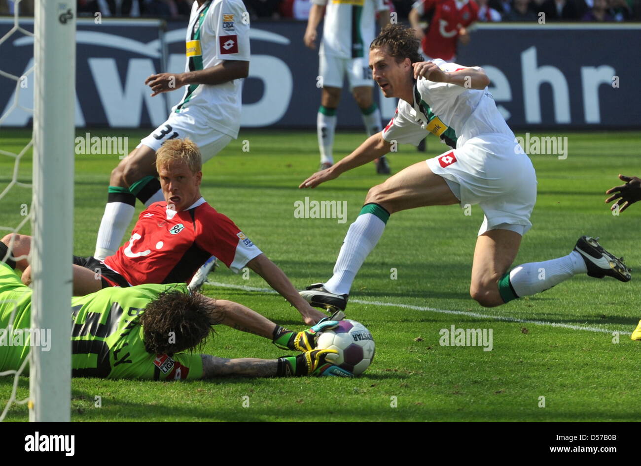 Mike Hanke du Hanovre (L) se trouve dans la zone de pénalisation à côté du gardien de Logan Bailly Gladbach et son coéquipier Roel Brouwers (R) au cours de la Bundesliga allemande match Hanovre 96 vs Borussia Moenchengladbach à AWD-Arena à Hanovre, Allemagne, 01 mai 2010. Photo : Jochen Luebke Banque D'Images