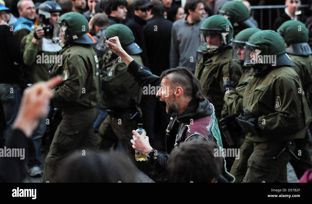 Les agents de police, après que des pierres et des bouteilles ont été lancées au cours d'une manifestation à la Spreewald Platz à Berlin, Allemagne, 01 mai 2010. Après une démonstration de groupes de gauche, plus d'affrontements entre policiers et manifestants s'est produite. Photo : Hannibal Hanschke Banque D'Images