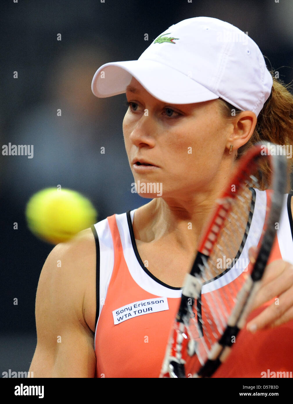 Samantha Stosur l'Australie joue contre Justine Henin de la Belgique au cours de la dernière Porsche Tennis Grand Prix au stade Porsche à Stuttgart, Allemagne, 02 mai 2010. Photo : BERND WEISSBROD Banque D'Images