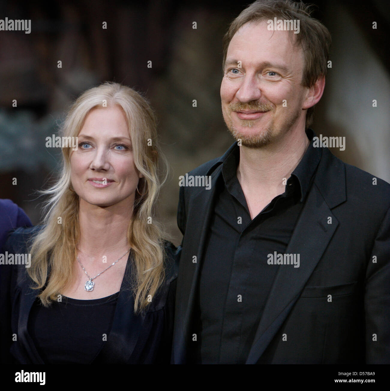 Joely Richardson acteurs britanniques (L) et David Thewlis (R) en amont d'une conférence de presse sur le tournage du nouveau film de Emmerich 'Anonympous" à Potsdam, Allemagne, 29 avril 2010. 'Anoymous' traite de la question de savoir si vraiment Shakespeare a écrit ses pièces. Photo : Nestor Bachmann Banque D'Images