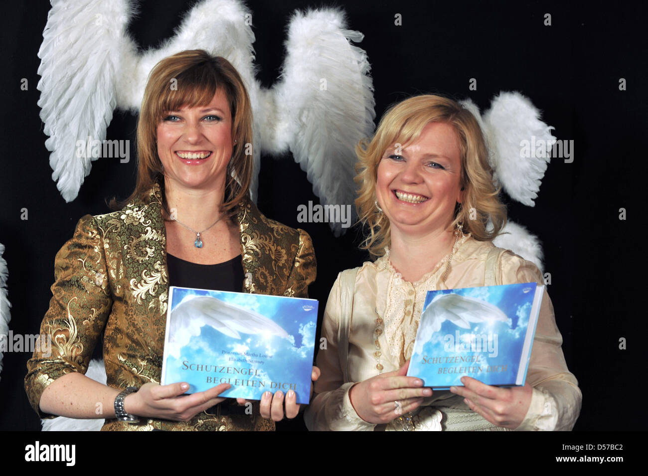 La princesse Louise Maertha de Norvège (L) et Elisabeth Samnoy (R) posent avec leur livre chutzengel "Dich begleiten' ('anges gardiens vous accompagner') au cours de l'tarvisit "talk show" à Offenburg, Allemagne, 03 mai 2010. Le talk-show est organisé par la maison d'édition Burda. Photo : PATRICK SEEGER Banque D'Images