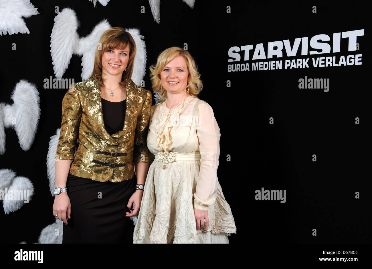 La princesse Louise Maertha de Norvège (L) et Elisabeth Samnoy (R) présentent au cours de l'tarvisit "talk show" à Offenburg, Allemagne, 03 mai 2010. Le talk-show est organisé par la maison d'édition Burda. Maertha Louise de Norvège (L) et Elisabeth livre Samnoy chutzengel ont présenté leurs "Dich begleiten' ('anges gardiens vous accompagner'). Photo : PATRICK SEEGER Banque D'Images