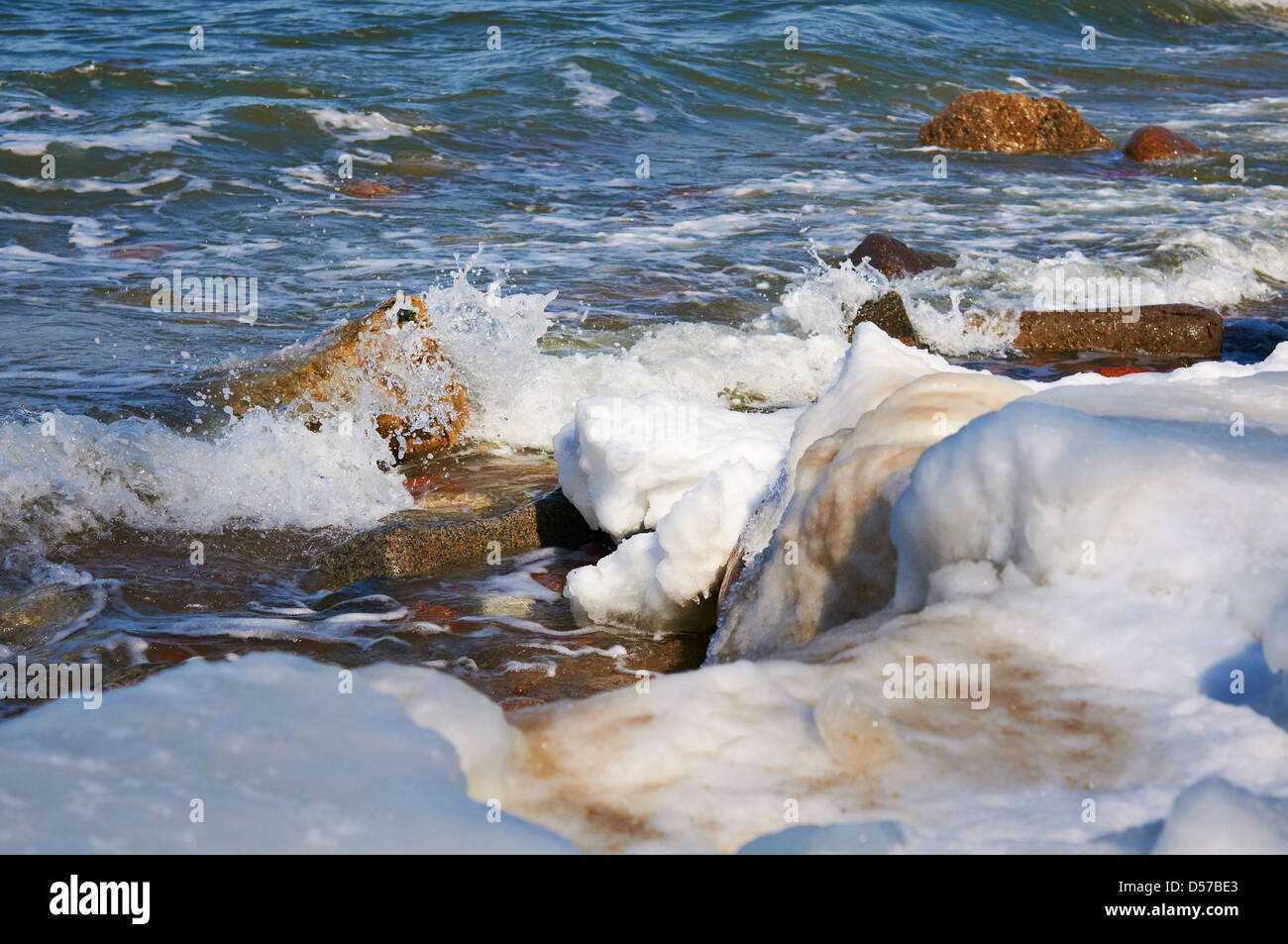 Plage de printemps couvert de glace de la mer Baltique Banque D'Images