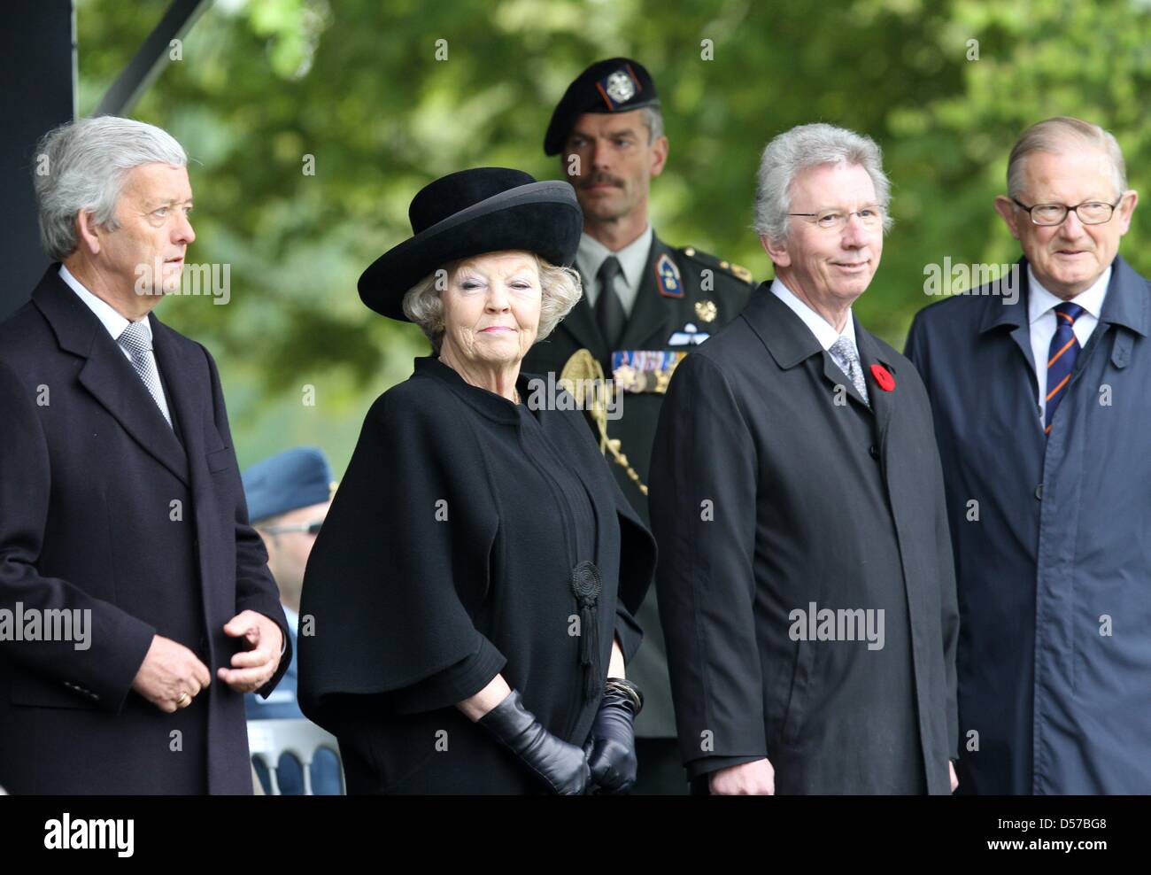 Le ministre de la Défense néerlandais Eimert van Middelkoop, la Reine Beatrix des Pays-Bas, Jean-Pierre Blackburn, ministre des Anciens Combattants, et Pieter van Vollenhoven (L-R) assister à la commémoration publique pour les soldats canadiens tués en seconde Guerre mondiale au cimetière militaire de Groesbeek, Pays-Bas, 03 mai 2010. Photo : Albert Nieboer (Pays-Bas) Banque D'Images