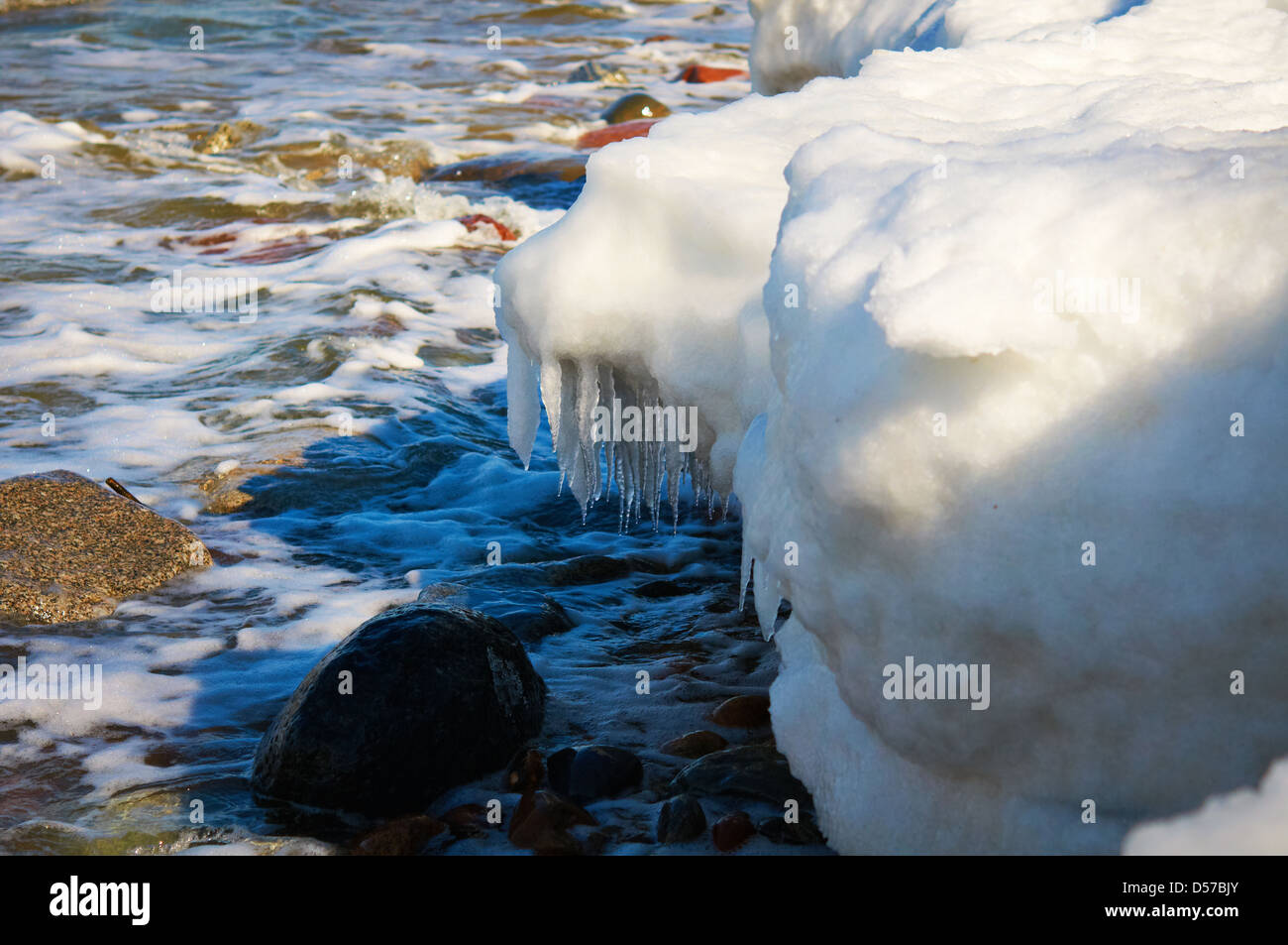 Plage de printemps couvert de glace de la mer Baltique, la fonte des glaces Banque D'Images