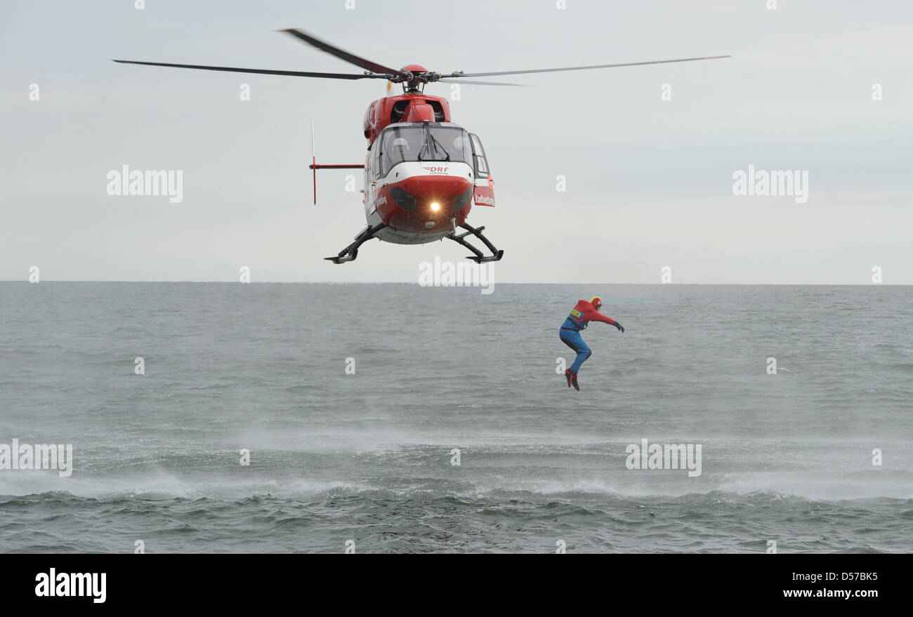 Un sauveteur de service incendie Greifswald saute de l'hélicoptère de sauvetage de la Deutsche Rettungsflugwacht (DRF, service de sauvetage aérien allemand Christoph) ''47'' sur 8 mètres de hauteur dans la mer Baltique près de Peenemuende, Allemagne, 04 mai 2010. En face de l'île de la mer Baltique, le sauvetage de l'Oie de Greifswald excersises de détresse en mer a commencé. Les hélicoptères de sauvetage, le navire Wilhelm Kaisen, l Banque D'Images