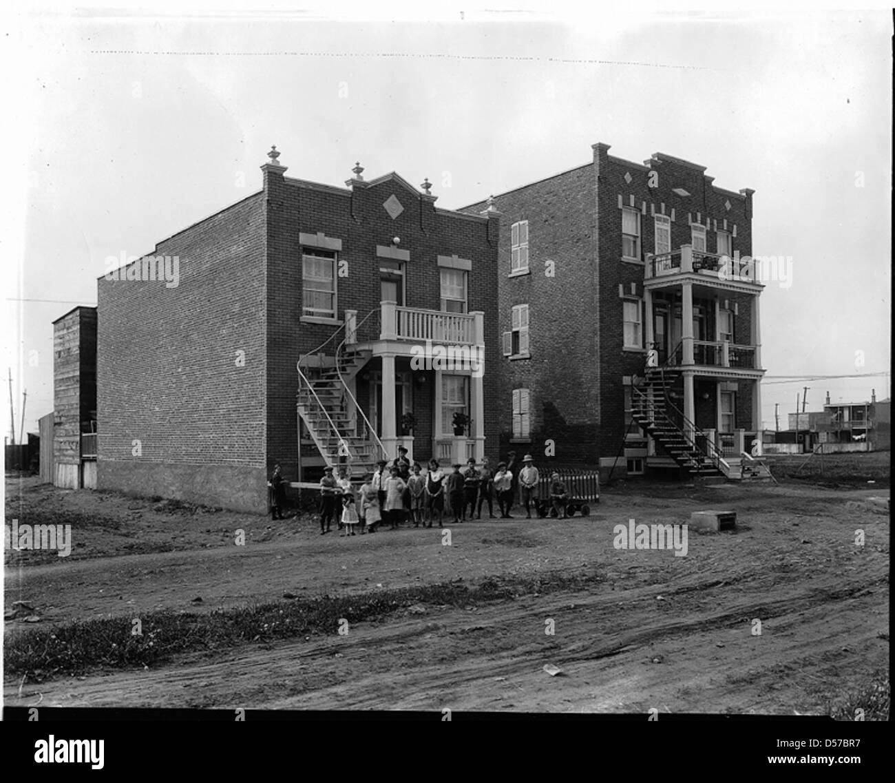 Photographie montrant la construction d'un nouveau triplex à Montréal, Québec, en 1925. Le bâtiment représente le développement urbain croissant au Canada au début du XXe siècle. Banque D'Images