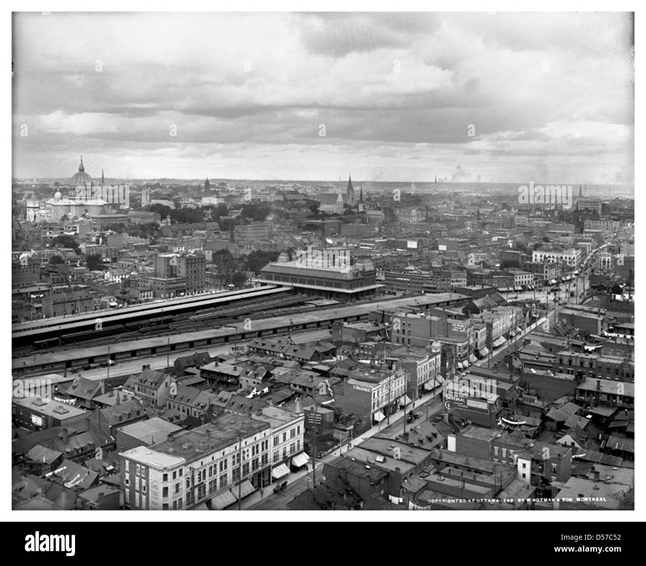 Une vue historique de Montréal depuis la cheminée de la Street Railway Power House en 1896. Cette perspective offre un aperçu du développement industriel de la ville et de son horizon évolutif à la fin du XIXe siècle. Banque D'Images