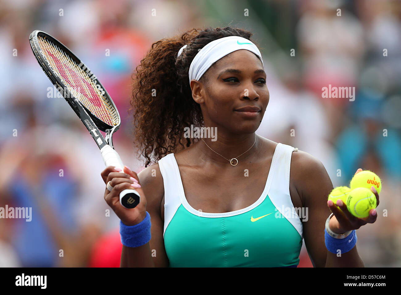 Miami, Floride, USA. 25 mars 2013. Serena Williams de USA se prépare à frapper les balles autographiées aux fans pendant le Sony Open 2013. Credit : Mauricio Paiz / Alamy Live News Banque D'Images