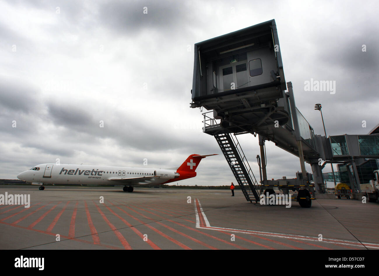 Un avion de la compagnie aérienne Helvetic Airways arrive pour la première fois à l'aéroport de Rostock-Laage Rostock, Allemagne, 06 mai 2010. L'agent de liaison entre Rostock et Zurich qui fonctionnera le jeudi et le dimanche est la première connexion de l'aéroport international de Rostock après-intérieure de Cologne allemand, Stuttgart et Munich avait déjà été établie. Phot Banque D'Images