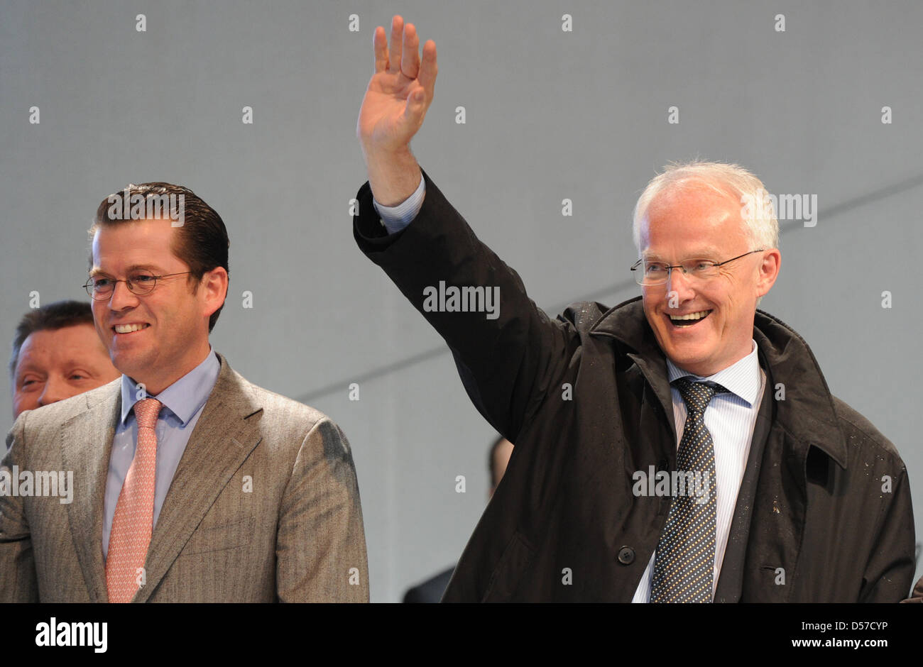 Rhénanie du Nord-Westphalie est ministre-président Jürgen Ruettgers (R) vagues à côté du ministre allemand de la Défense Karl Theodor zu Guttenberg lors d'un événement de campagne à Duesseldorf, Allemagne, 07 mai 2010. Les élections régionales en Rhénanie du Nord-Westphalie état allemand aura lieu le 09 mai 2010. Photo : JULIAN STRATENSCHULTE Banque D'Images