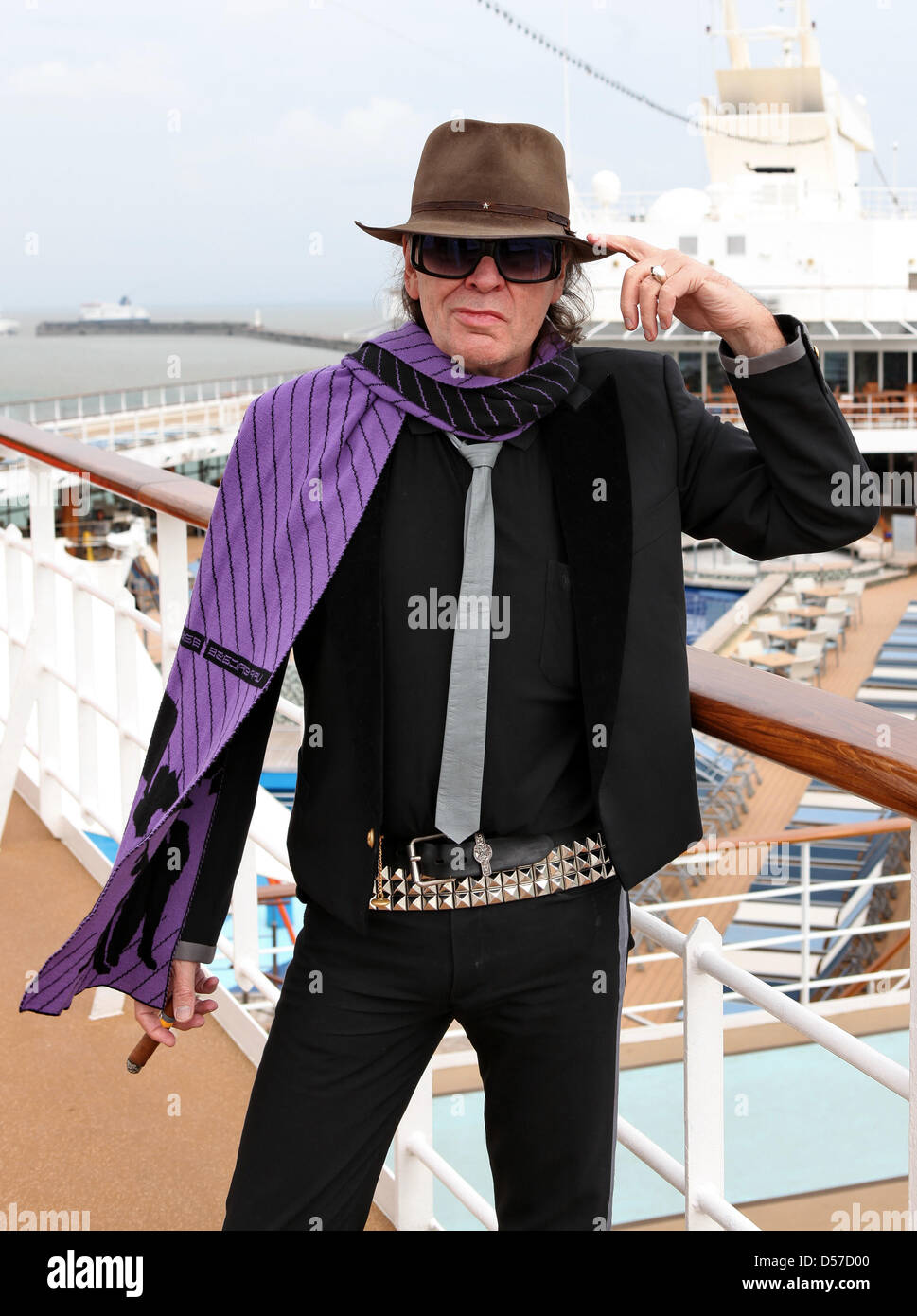 Der Sänger Udo Lindenberg posiert am Freitag (07.05.2010) à Douvres (BRD) un deck des Kreuzfahrtschiff 'Mein Schiff'. Am Samstag startete mit dem Luxuxliner «Rockliner" Der erste von Hamburg Richtung en Angleterre. An Bord handy mehrere Live-Shows mit Udo Lindenberg und weiteren Sängern statt. Retour sur l'Rockliners' des 'ist zum Feuerwerk des Hafengeburtstags am 8. Mai gepl Banque D'Images