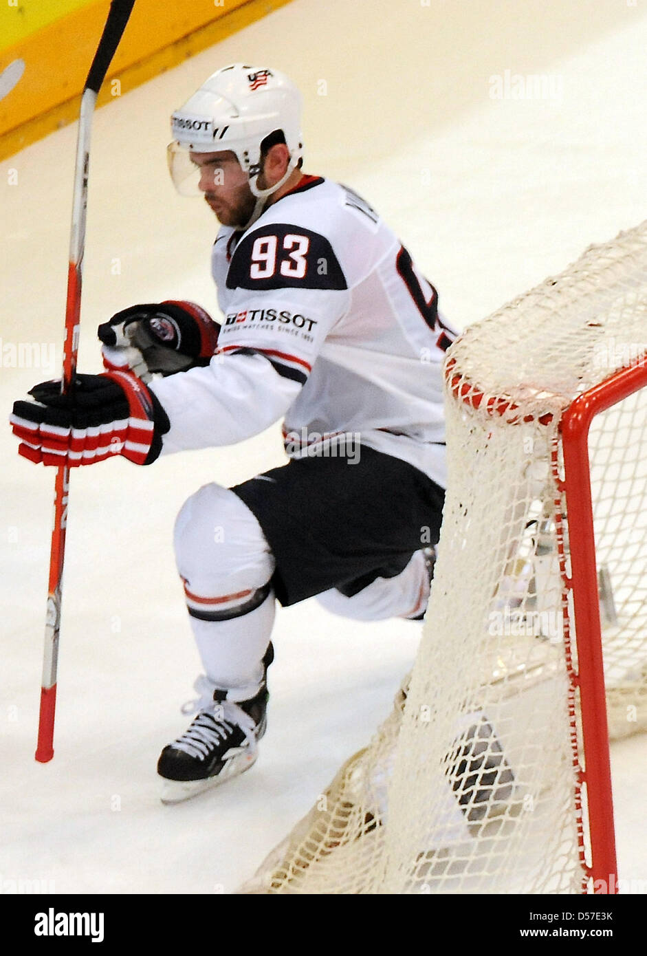 USA Keith Yandle célèbre son égalisation 1-1 lors de la Coupe du Monde de Hockey sur glace du groupe D match USA contre le Danemark à Lanxess-Arena à Cologne, Allemagne, 10 mai 2010. Photo : MAURIZIO GAMABARINI (ATTENTION : l'utilisation éditoriale seulement !) Banque D'Images