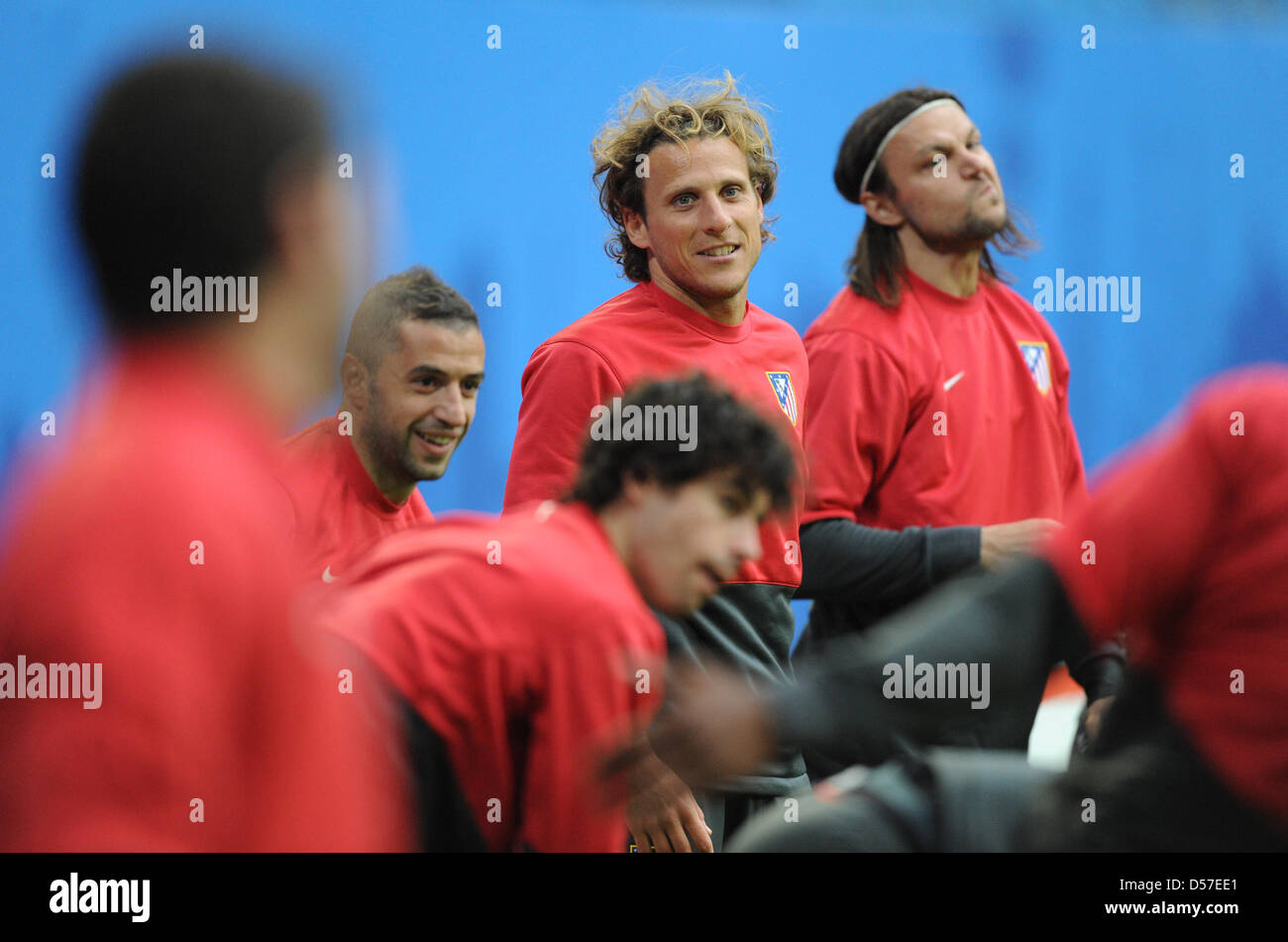 L'Atletico Madrid Diego Forlán (2-R), Tomas Ujfalusi (R) et Simão (2-L) sur la photo lors de la dernière séance de formation à l'HSH Nordbank Arena de Hambourg, Allemagne, 11 mai 2010. Côté espagnol l'Atletico Madrid devra faire face à l'anglais du FC Fulham dans l'UEFA Europa League finale à Hambourg le 12 mai 2010. Photo : Marcus Brandt Banque D'Images