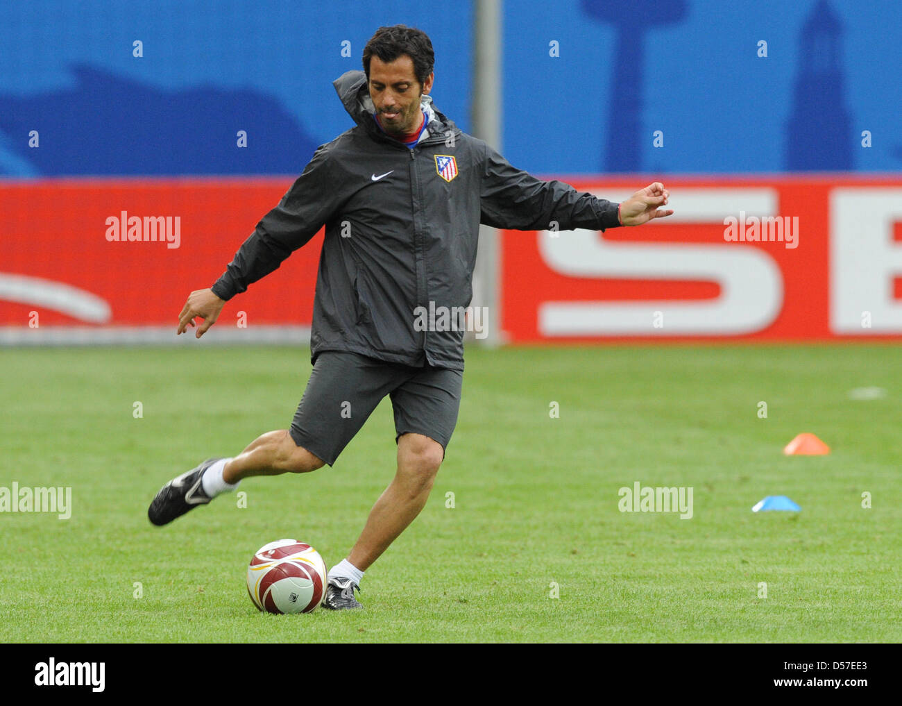 L'entraîneur-chef de l'Atletico Madrid Quique Sanchez Flores illustré en action lors de la dernière séance de formation à l'HSH Nordbank Arena de Hambourg, Allemagne, 11 mai 2010. Côté espagnol l'Atletico Madrid devra faire face à l'anglais du FC Fulham dans l'UEFA Europa League finale à Hambourg le 12 mai 2010. Photo : Marcus Brandt Banque D'Images