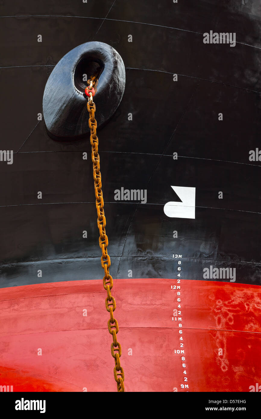 Close-up de la chaîne rouillée de l'ancre d'un grand navire. Banque D'Images