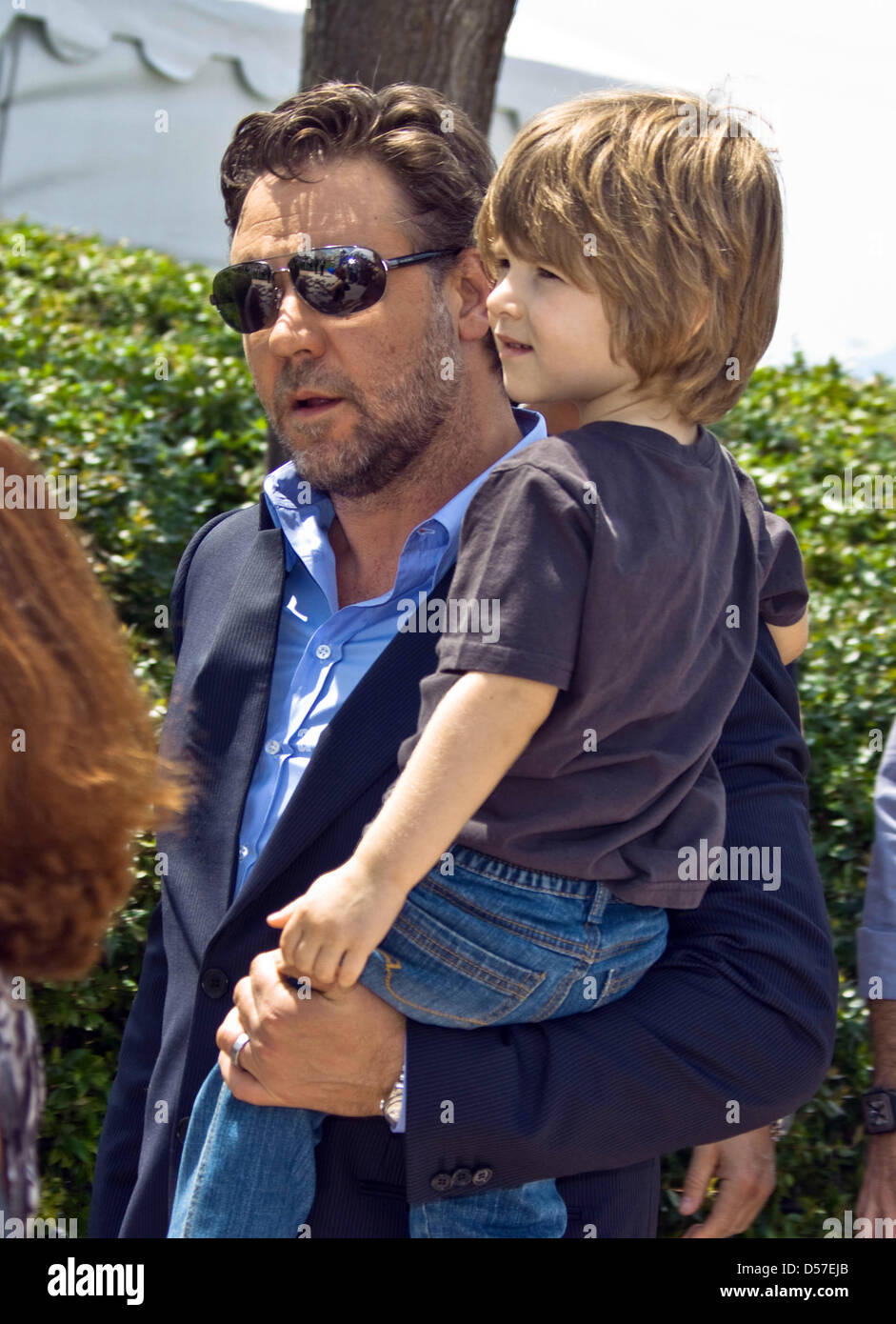 La Nouvelle-Zélande l'acteur Russell Crowe (L) et son fils Tennyson Crowe (R) assister à l'appel de la photo pour son film 'Robin des Bois' au 63e Festival du Film de Cannes, France, 12 mai 2010. Photo : Hubert Boesl Banque D'Images