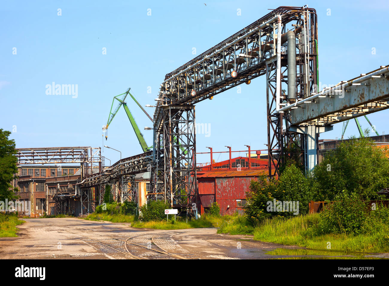 Zone Industrielle, canalisations en acier dans une ancienne usine. Banque D'Images