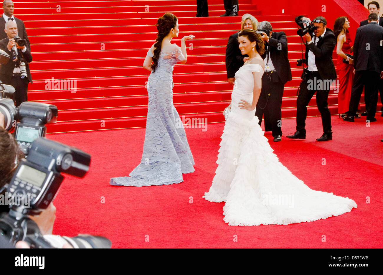 Actrice américaine Eva Longoria (R) et l'actrice indienne Aishwarya Rai arrivent à la cérémonie d'ouverture du 63e Festival du Film de Cannes, France, 12 mai 2010. Le Festival de Cannes 2010 se déroule du 12 au 23 mai 2010. Photo : Hubert Boesl Banque D'Images