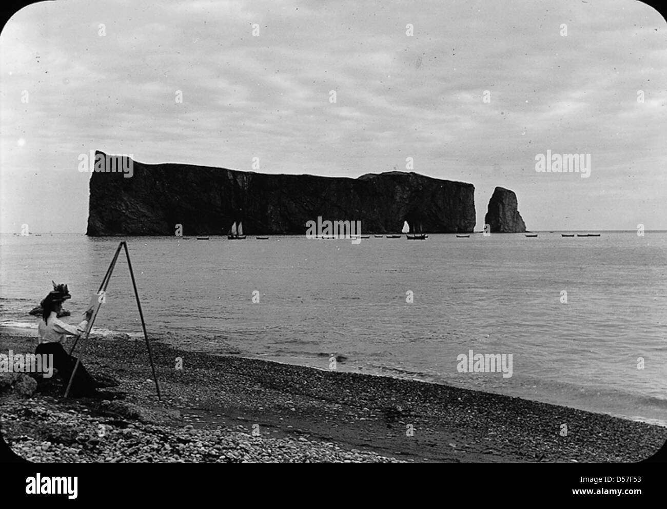 Tableau représentant le rocher percé en Gaspésie, au Québec, vers 1900. Le célèbre monument naturel est représenté dans le paysage côtier de la région en toile de fond. Banque D'Images