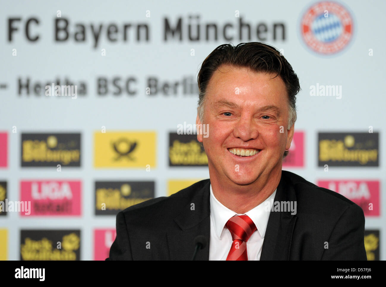 L'entraîneur en chef de la Bundesliga allemande soccer club FC Bayern Munich, Louis Van Gaal, rires au cours d'une conférence de presse à Berlin, Allemagne, 14 mai 2010. Visages de Munich Werder Brême en Allemagne DFB, qui aura lieu le lendemain à Berlin, le 15 mai 2010. Photo : Soeren Stache Banque D'Images