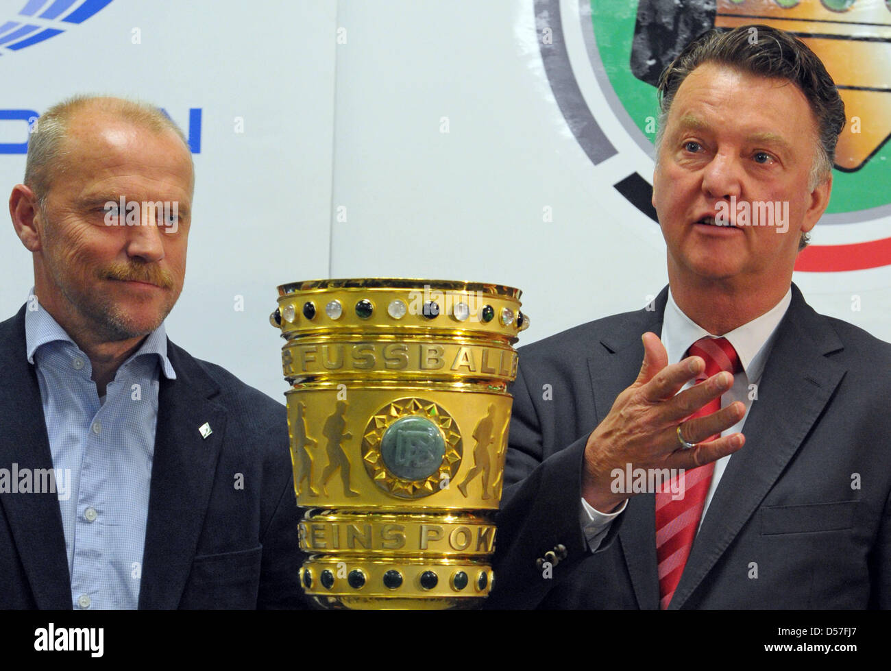 Les entraîneurs en chef des finalistes du Werder Brême Thomas Schaaf (L) et Louis Van Gaal de FC Bayern Munich rire pendant une conférence de presse à Berlin, Allemagne, 14 mai 2010. Visages de Munich Brême en Allemagne DFB, qui aura lieu le lendemain à Berlin, le 15 mai 2010. Photo : Soeren Stache Banque D'Images