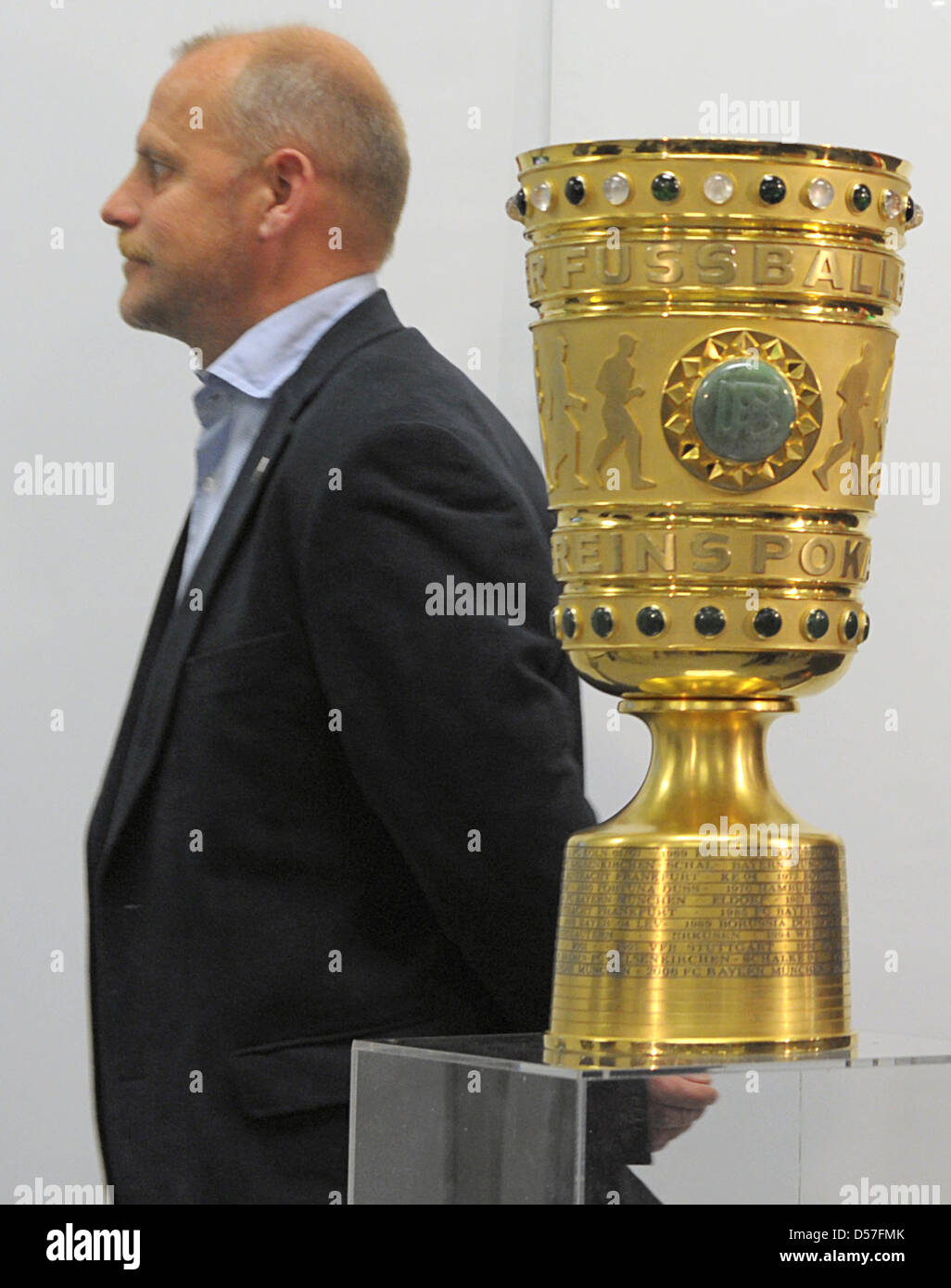 L'entraîneur en chef du Werder Brême, Thomas Schaaf, suivant pour le trophée lors d'une conférence de presse à Berlin, Allemagne, 14 mai 2010. Visages de Munich Brême en Allemagne DFB, qui aura lieu le lendemain à Berlin, le 15 mai 2010. Photo : Soeren Stache Banque D'Images