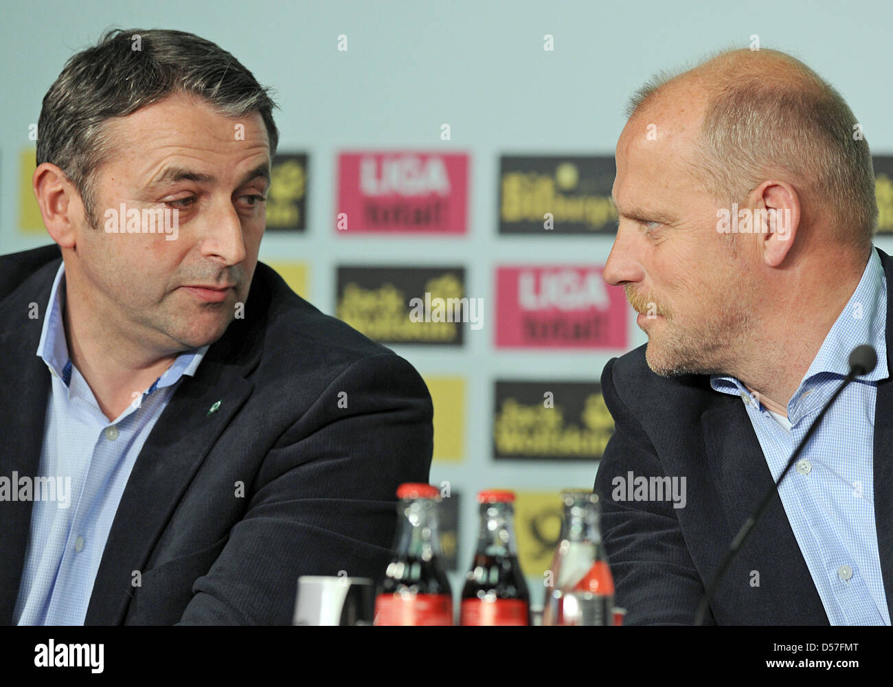 Thomas Schaaf (R), à l'entraîneur du Werder Brême, et le directeur général du club Klaus Allofs au cours d'une conférence de presse à Berlin, Allemagne, 14 mai 2010. Visages de Munich Brême en Allemagne DFB, qui aura lieu le lendemain à Berlin, le 15 mai 2010. Photo : Soeren Stache Banque D'Images