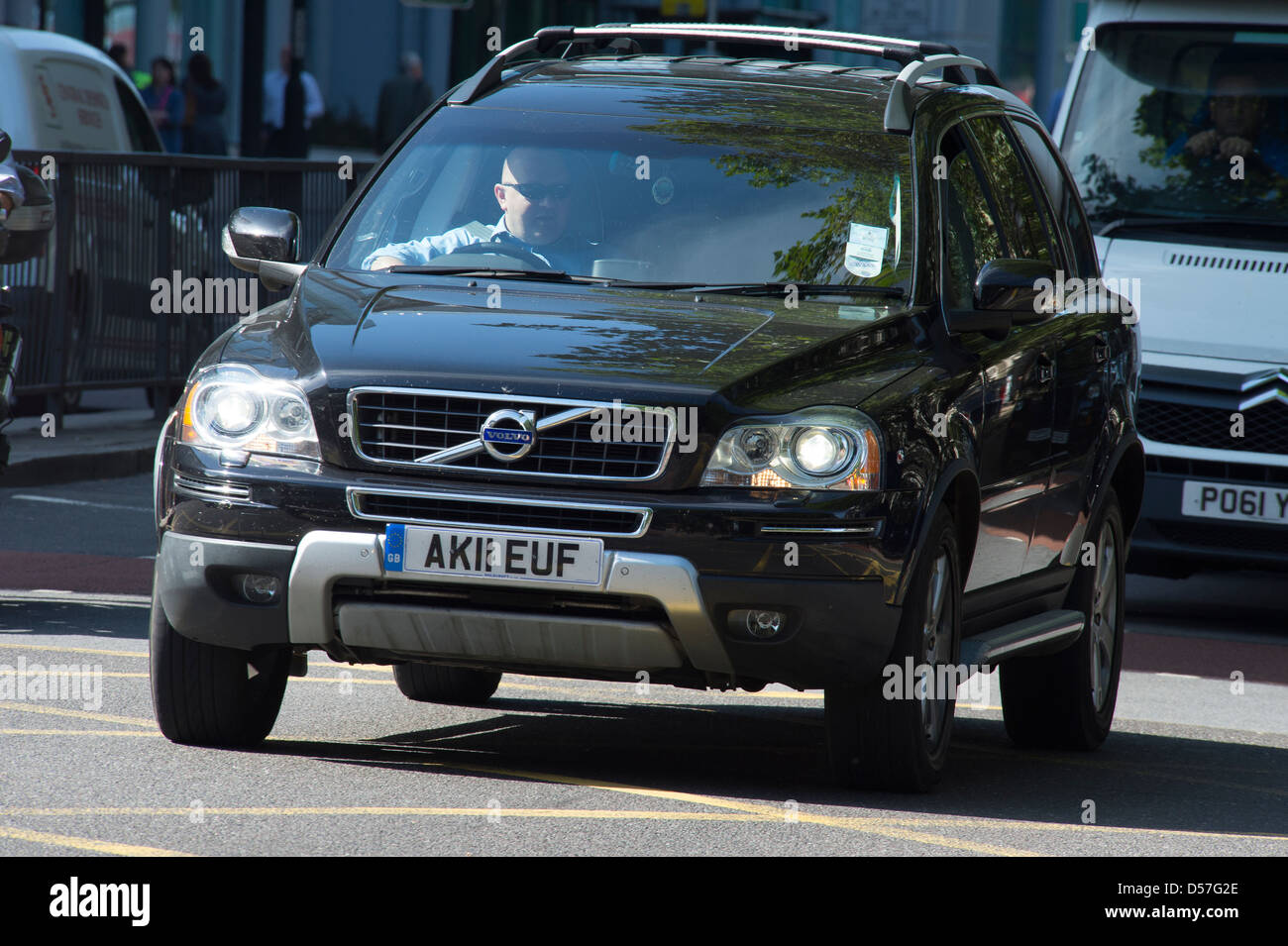 Volvo car en roulant en circulation du centre-ville, en Angleterre. Banque D'Images