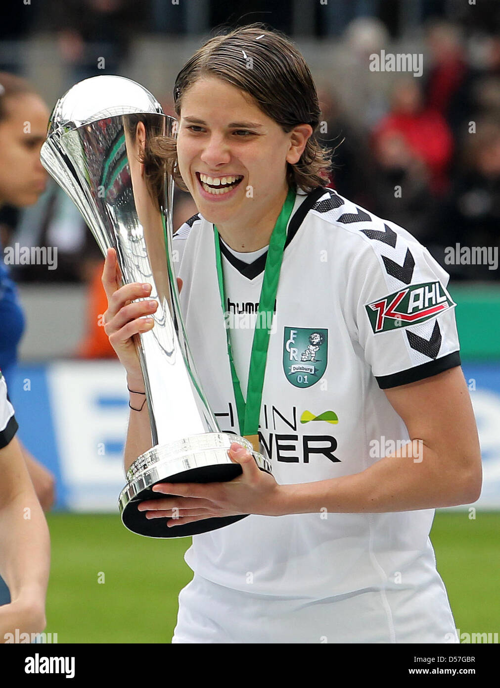 Fußball Frauen DFB Pokal Finale le FCR Duisburg - FF USV Jena am Samstag  (15.05.2010) im stade RheinEnergieStadion à Cologne. Des Siegtreffers  DuisburgerTorschützin Die Annike Krahn jubelt Pokal mit nach dem Spiel