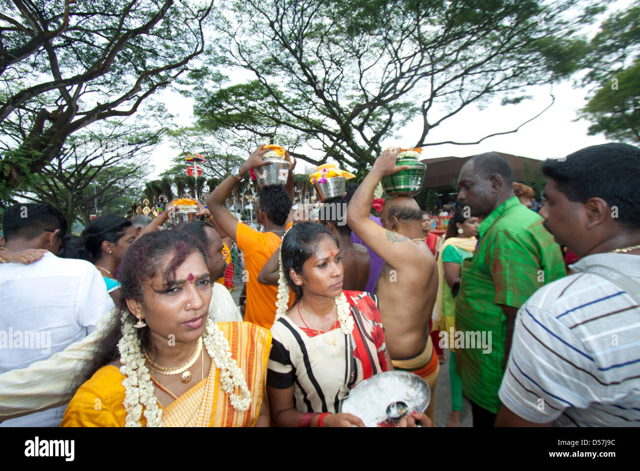 Singapour. 26 mars 2013. Le festival de Thaipusam commémore la victoire du bien sur le mal et est célébré par les dévots hindous qui portent le fardeau physique connu comme Kavadi avec porteurs et prendre pour percer leurs joues et langues. Credit : amer ghazzal / Alamy Live News Banque D'Images
