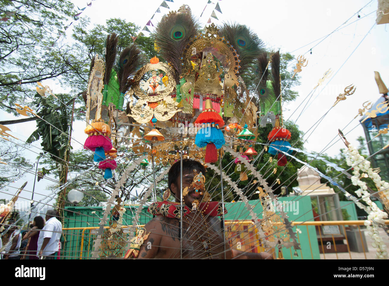 Singapour. 26 mars 2013. Le festival de Thaipusam commémore la victoire du bien sur le mal et est célébré par les dévots hindous qui portent le fardeau physique connu comme Kavadi avec porteurs et prendre pour percer leurs joues et langues. Credit : amer ghazzal / Alamy Live News Banque D'Images