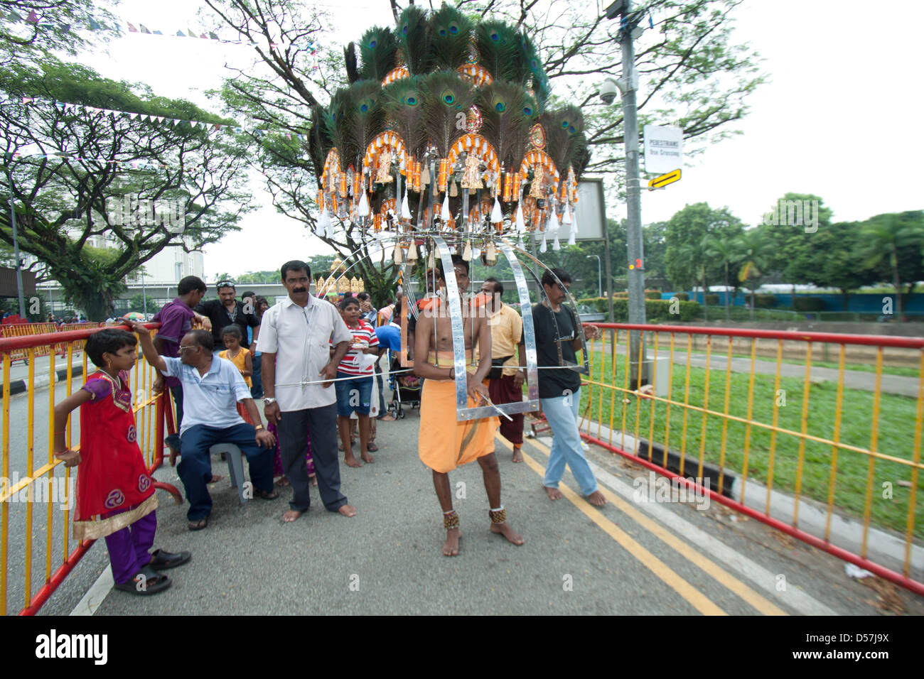 Singapour. 26 mars 2013. Le festival de Thaipusam commémore la victoire du bien sur le mal et est célébré par les dévots hindous qui portent le fardeau physique connu comme Kavadi avec porteurs et prendre pour percer leurs joues et langues avec crochets en métal et des brochettes. Credit : amer ghazzal / Alamy Live News Banque D'Images
